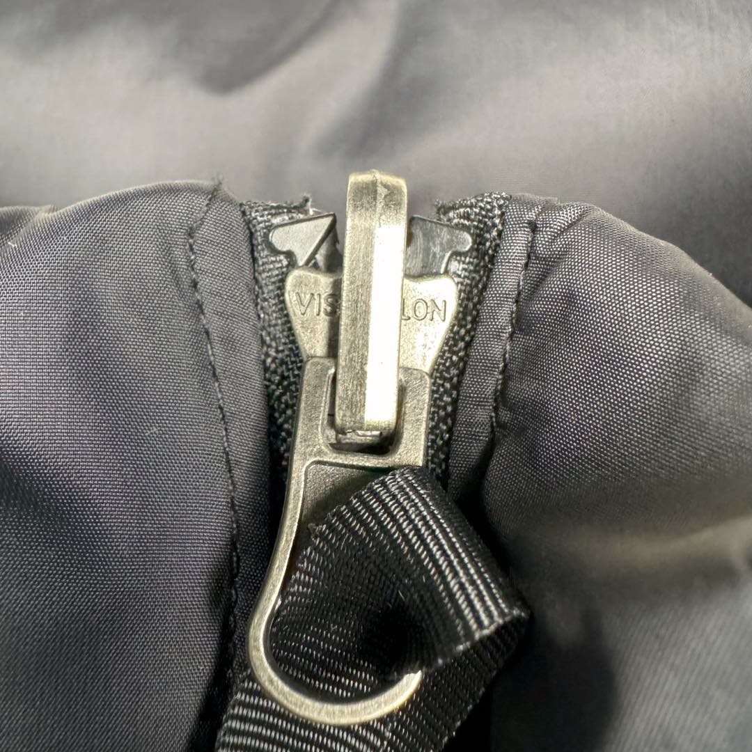 图片[15]-＃TZD TheNorthFace 1996 Nuptse 4NCH 北面拼色户外经典潮牌羽绒服 美国原厂原版数据开版 比例协调、宽松、保暖、时尚 真正原厂内部数据 最大可穿至230斤左右【非市面为节约成本而缩小版型】建议对比尺码表参数 全新进口百灵达绣花机定制万针电绣 采用进口7号针 进口绣线 保证每字饱满、立体、清晰 可称最贵绣标 采用国标90白鸭绒填充 保暖性能更出色 轻便不厚重 压缩后的蓬松度恢复性好 原厂定制40D格子四级防水布料 独家采用原版一致单层布料做法【非市面通货内加胆布】采用单层布料考验了布料及羽绒必须要达标 防止跑绒 并保证手感及膨松度 内里采用尼龙nylon双重双层封禁设计 不会出现任何跑绒现象 内置抽拉绳扣的可调节下摆 可防风防寒 拉链采用吉田YKK原厂定制 刻字清晰 质感完美顺滑 建议比较可供过毒验货 辅料及扣子均采用原版一样铜芯弹簧【非市面铁芯弹簧】可对比了解更多细节 只做市场最高版本 袖口六角扣标志着同步原版一样的六角扣 真正做到和原版一摸一样 不诋毁 不浮夸 真实且不需要太多文案 因为专注 所以专业！ 尺码：XS S M L XL XXL-选品中心