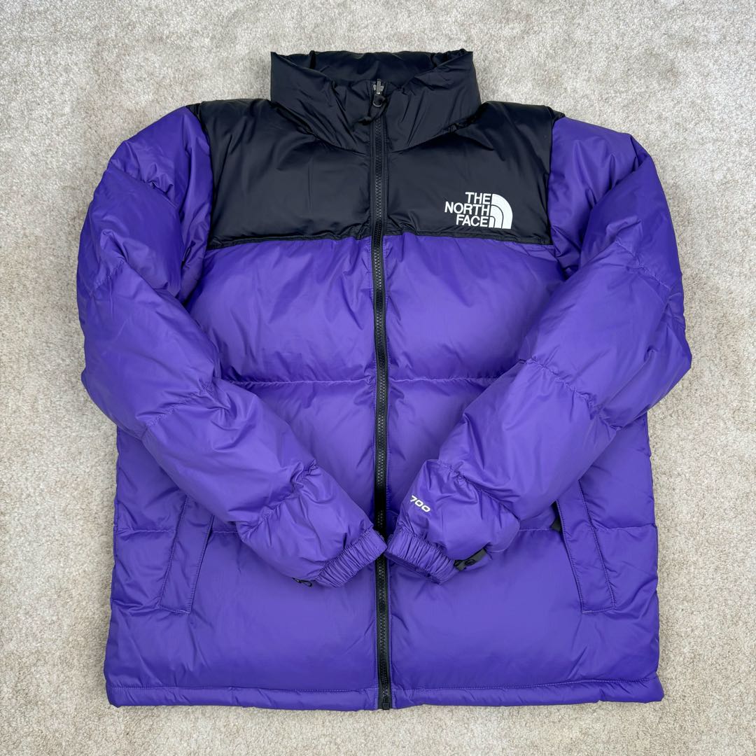 图片[2]-＃TZD TheNorthFace 1996 Nuptse 4NCH 北面拼色户外经典潮牌羽绒服 美国原厂原版数据开版 比例协调、宽松、保暖、时尚 真正原厂内部数据 最大可穿至230斤左右【非市面为节约成本而缩小版型】建议对比尺码表参数 全新进口百灵达绣花机定制万针电绣 采用进口7号针 进口绣线 保证每字饱满、立体、清晰 可称最贵绣标 采用国标90白鸭绒填充 保暖性能更出色 轻便不厚重 压缩后的蓬松度恢复性好 原厂定制40D格子四级防水布料 独家采用原版一致单层布料做法【非市面通货内加胆布】采用单层布料考验了布料及羽绒必须要达标 防止跑绒 并保证手感及膨松度 内里采用尼龙nylon双重双层封禁设计 不会出现任何跑绒现象 内置抽拉绳扣的可调节下摆 可防风防寒 拉链采用吉田YKK原厂定制 刻字清晰 质感完美顺滑 建议比较可供过毒验货 辅料及扣子均采用原版一样铜芯弹簧【非市面铁芯弹簧】可对比了解更多细节 只做市场最高版本 袖口六角扣标志着同步原版一样的六角扣 真正做到和原版一摸一样 不诋毁 不浮夸 真实且不需要太多文案 因为专注 所以专业！ 尺码：XS S M L XL XXL-选品中心