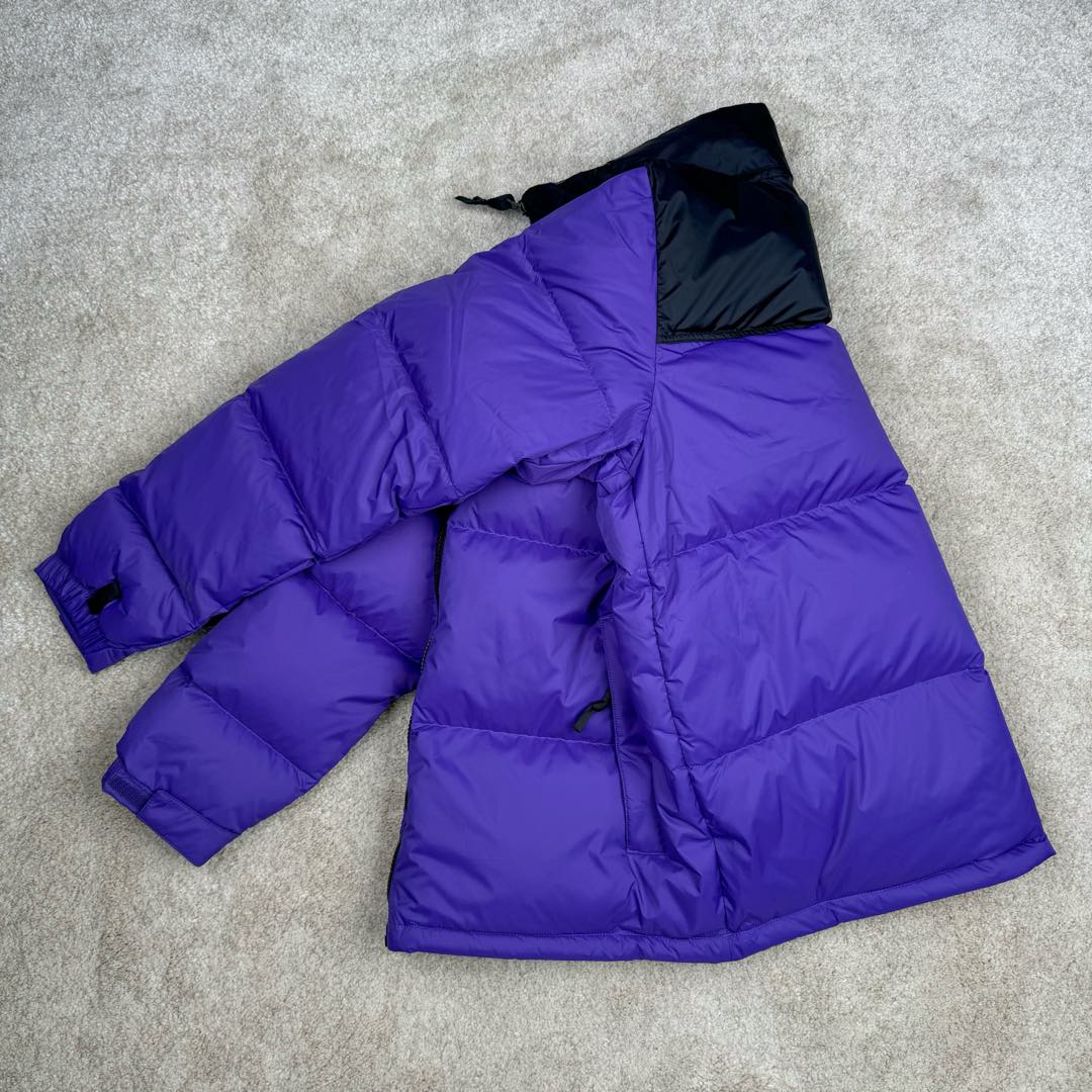 图片[4]-＃TZD TheNorthFace 1996 Nuptse 4NCH 北面拼色户外经典潮牌羽绒服 美国原厂原版数据开版 比例协调、宽松、保暖、时尚 真正原厂内部数据 最大可穿至230斤左右【非市面为节约成本而缩小版型】建议对比尺码表参数 全新进口百灵达绣花机定制万针电绣 采用进口7号针 进口绣线 保证每字饱满、立体、清晰 可称最贵绣标 采用国标90白鸭绒填充 保暖性能更出色 轻便不厚重 压缩后的蓬松度恢复性好 原厂定制40D格子四级防水布料 独家采用原版一致单层布料做法【非市面通货内加胆布】采用单层布料考验了布料及羽绒必须要达标 防止跑绒 并保证手感及膨松度 内里采用尼龙nylon双重双层封禁设计 不会出现任何跑绒现象 内置抽拉绳扣的可调节下摆 可防风防寒 拉链采用吉田YKK原厂定制 刻字清晰 质感完美顺滑 建议比较可供过毒验货 辅料及扣子均采用原版一样铜芯弹簧【非市面铁芯弹簧】可对比了解更多细节 只做市场最高版本 袖口六角扣标志着同步原版一样的六角扣 真正做到和原版一摸一样 不诋毁 不浮夸 真实且不需要太多文案 因为专注 所以专业！ 尺码：XS S M L XL XXL-选品中心
