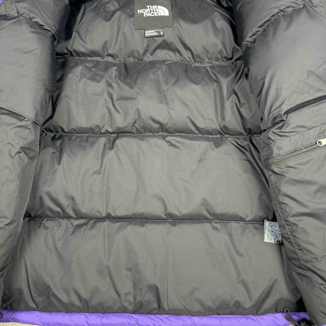 图片[16]-＃TZD TheNorthFace 1996 Nuptse 4NCH 北面拼色户外经典潮牌羽绒服 美国原厂原版数据开版 比例协调、宽松、保暖、时尚 真正原厂内部数据 最大可穿至230斤左右【非市面为节约成本而缩小版型】建议对比尺码表参数 全新进口百灵达绣花机定制万针电绣 采用进口7号针 进口绣线 保证每字饱满、立体、清晰 可称最贵绣标 采用国标90白鸭绒填充 保暖性能更出色 轻便不厚重 压缩后的蓬松度恢复性好 原厂定制40D格子四级防水布料 独家采用原版一致单层布料做法【非市面通货内加胆布】采用单层布料考验了布料及羽绒必须要达标 防止跑绒 并保证手感及膨松度 内里采用尼龙nylon双重双层封禁设计 不会出现任何跑绒现象 内置抽拉绳扣的可调节下摆 可防风防寒 拉链采用吉田YKK原厂定制 刻字清晰 质感完美顺滑 建议比较可供过毒验货 辅料及扣子均采用原版一样铜芯弹簧【非市面铁芯弹簧】可对比了解更多细节 只做市场最高版本 袖口六角扣标志着同步原版一样的六角扣 真正做到和原版一摸一样 不诋毁 不浮夸 真实且不需要太多文案 因为专注 所以专业！ 尺码：XS S M L XL XXL-选品中心