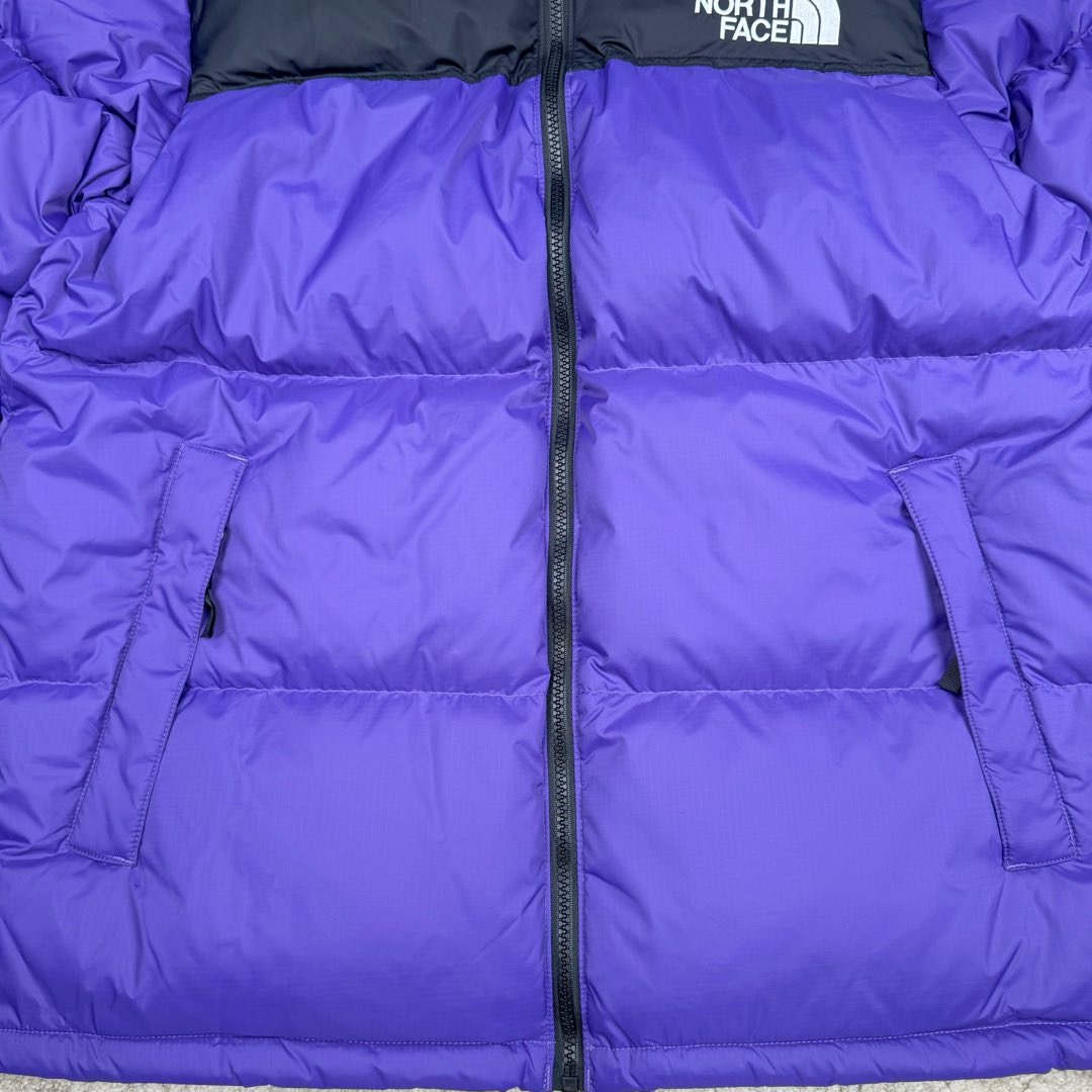 图片[9]-＃TZD TheNorthFace 1996 Nuptse 4NCH 北面拼色户外经典潮牌羽绒服 美国原厂原版数据开版 比例协调、宽松、保暖、时尚 真正原厂内部数据 最大可穿至230斤左右【非市面为节约成本而缩小版型】建议对比尺码表参数 全新进口百灵达绣花机定制万针电绣 采用进口7号针 进口绣线 保证每字饱满、立体、清晰 可称最贵绣标 采用国标90白鸭绒填充 保暖性能更出色 轻便不厚重 压缩后的蓬松度恢复性好 原厂定制40D格子四级防水布料 独家采用原版一致单层布料做法【非市面通货内加胆布】采用单层布料考验了布料及羽绒必须要达标 防止跑绒 并保证手感及膨松度 内里采用尼龙nylon双重双层封禁设计 不会出现任何跑绒现象 内置抽拉绳扣的可调节下摆 可防风防寒 拉链采用吉田YKK原厂定制 刻字清晰 质感完美顺滑 建议比较可供过毒验货 辅料及扣子均采用原版一样铜芯弹簧【非市面铁芯弹簧】可对比了解更多细节 只做市场最高版本 袖口六角扣标志着同步原版一样的六角扣 真正做到和原版一摸一样 不诋毁 不浮夸 真实且不需要太多文案 因为专注 所以专业！ 尺码：XS S M L XL XXL-选品中心