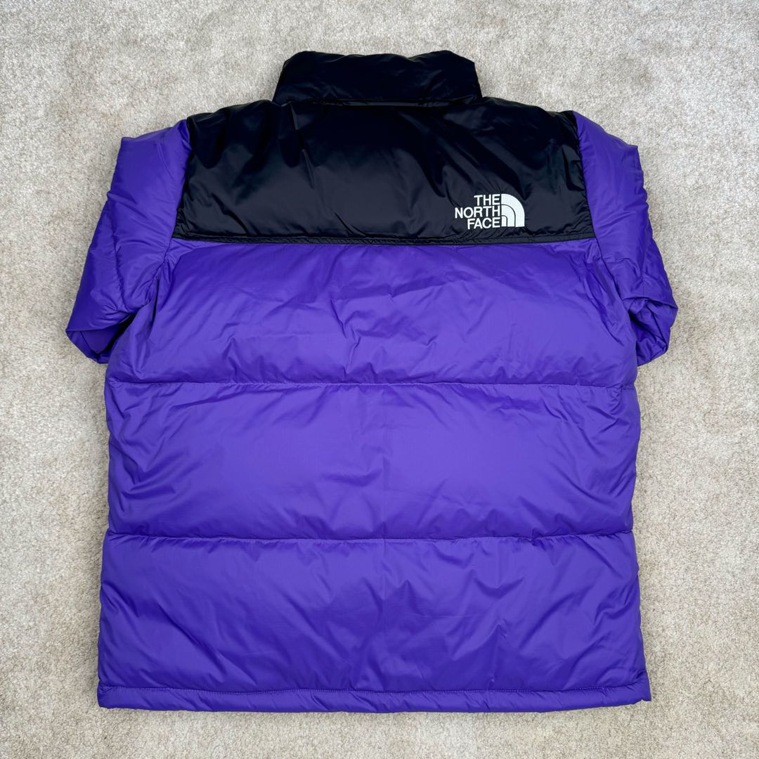 图片[3]-＃TZD TheNorthFace 1996 Nuptse 4NCH 北面拼色户外经典潮牌羽绒服 美国原厂原版数据开版 比例协调、宽松、保暖、时尚 真正原厂内部数据 最大可穿至230斤左右【非市面为节约成本而缩小版型】建议对比尺码表参数 全新进口百灵达绣花机定制万针电绣 采用进口7号针 进口绣线 保证每字饱满、立体、清晰 可称最贵绣标 采用国标90白鸭绒填充 保暖性能更出色 轻便不厚重 压缩后的蓬松度恢复性好 原厂定制40D格子四级防水布料 独家采用原版一致单层布料做法【非市面通货内加胆布】采用单层布料考验了布料及羽绒必须要达标 防止跑绒 并保证手感及膨松度 内里采用尼龙nylon双重双层封禁设计 不会出现任何跑绒现象 内置抽拉绳扣的可调节下摆 可防风防寒 拉链采用吉田YKK原厂定制 刻字清晰 质感完美顺滑 建议比较可供过毒验货 辅料及扣子均采用原版一样铜芯弹簧【非市面铁芯弹簧】可对比了解更多细节 只做市场最高版本 袖口六角扣标志着同步原版一样的六角扣 真正做到和原版一摸一样 不诋毁 不浮夸 真实且不需要太多文案 因为专注 所以专业！ 尺码：XS S M L XL XXL-选品中心