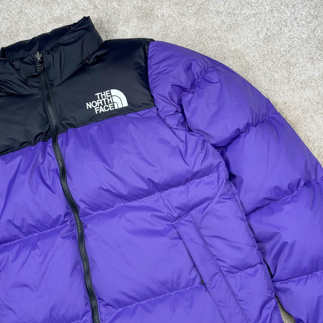 图片[21]-＃TZD TheNorthFace 1996 Nuptse 4NCH 北面拼色户外经典潮牌羽绒服 美国原厂原版数据开版 比例协调、宽松、保暖、时尚 真正原厂内部数据 最大可穿至230斤左右【非市面为节约成本而缩小版型】建议对比尺码表参数 全新进口百灵达绣花机定制万针电绣 采用进口7号针 进口绣线 保证每字饱满、立体、清晰 可称最贵绣标 采用国标90白鸭绒填充 保暖性能更出色 轻便不厚重 压缩后的蓬松度恢复性好 原厂定制40D格子四级防水布料 独家采用原版一致单层布料做法【非市面通货内加胆布】采用单层布料考验了布料及羽绒必须要达标 防止跑绒 并保证手感及膨松度 内里采用尼龙nylon双重双层封禁设计 不会出现任何跑绒现象 内置抽拉绳扣的可调节下摆 可防风防寒 拉链采用吉田YKK原厂定制 刻字清晰 质感完美顺滑 建议比较可供过毒验货 辅料及扣子均采用原版一样铜芯弹簧【非市面铁芯弹簧】可对比了解更多细节 只做市场最高版本 袖口六角扣标志着同步原版一样的六角扣 真正做到和原版一摸一样 不诋毁 不浮夸 真实且不需要太多文案 因为专注 所以专业！ 尺码：XS S M L XL XXL-选品中心