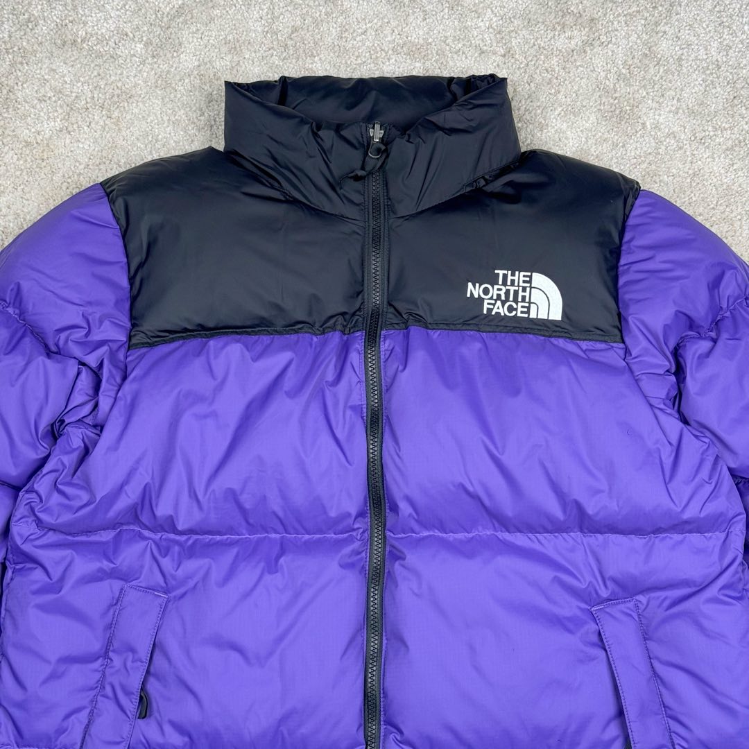 图片[6]-＃TZD TheNorthFace 1996 Nuptse 4NCH 北面拼色户外经典潮牌羽绒服 美国原厂原版数据开版 比例协调、宽松、保暖、时尚 真正原厂内部数据 最大可穿至230斤左右【非市面为节约成本而缩小版型】建议对比尺码表参数 全新进口百灵达绣花机定制万针电绣 采用进口7号针 进口绣线 保证每字饱满、立体、清晰 可称最贵绣标 采用国标90白鸭绒填充 保暖性能更出色 轻便不厚重 压缩后的蓬松度恢复性好 原厂定制40D格子四级防水布料 独家采用原版一致单层布料做法【非市面通货内加胆布】采用单层布料考验了布料及羽绒必须要达标 防止跑绒 并保证手感及膨松度 内里采用尼龙nylon双重双层封禁设计 不会出现任何跑绒现象 内置抽拉绳扣的可调节下摆 可防风防寒 拉链采用吉田YKK原厂定制 刻字清晰 质感完美顺滑 建议比较可供过毒验货 辅料及扣子均采用原版一样铜芯弹簧【非市面铁芯弹簧】可对比了解更多细节 只做市场最高版本 袖口六角扣标志着同步原版一样的六角扣 真正做到和原版一摸一样 不诋毁 不浮夸 真实且不需要太多文案 因为专注 所以专业！ 尺码：XS S M L XL XXL-选品中心