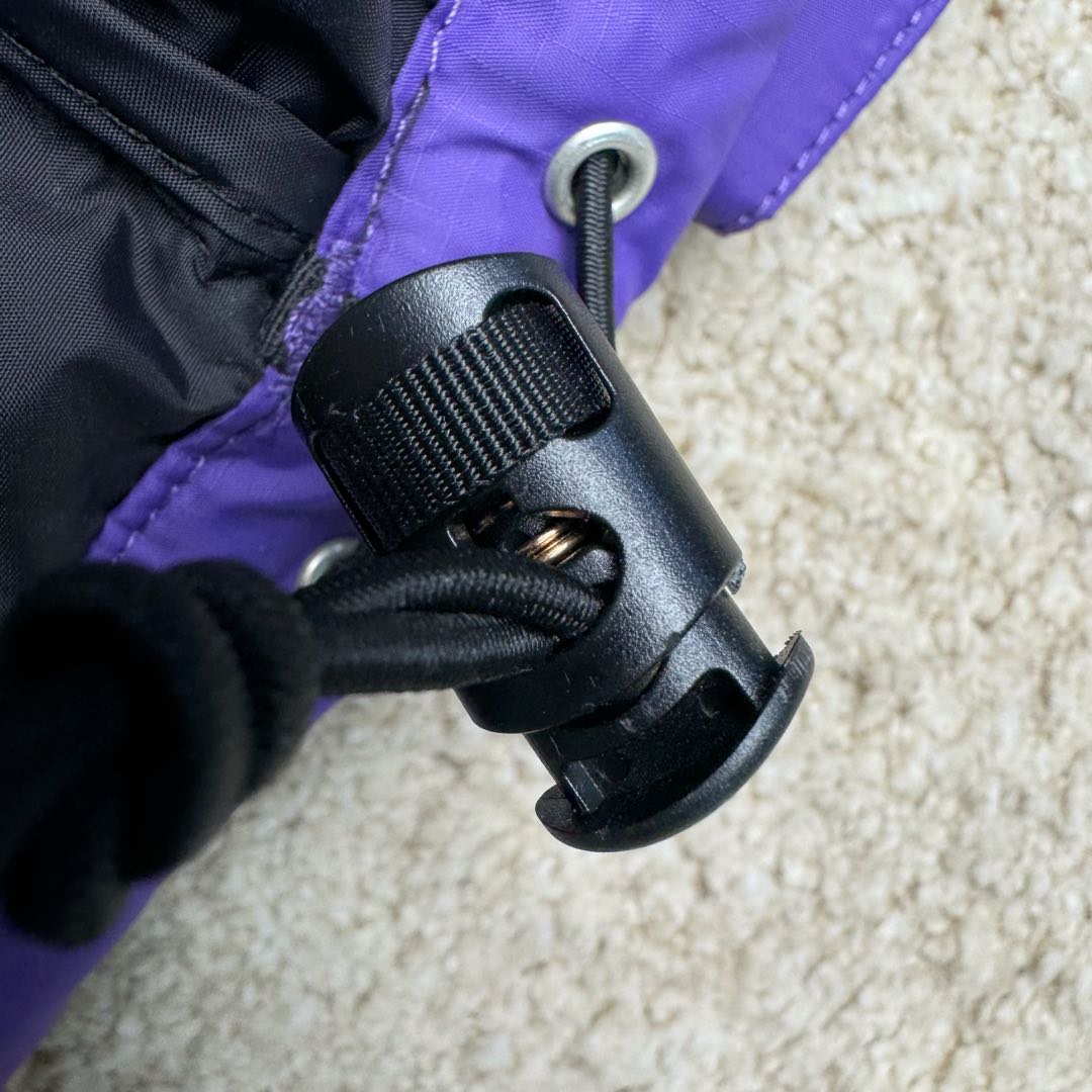 图片[19]-＃TZD TheNorthFace 1996 Nuptse 4NCH 北面拼色户外经典潮牌羽绒服 美国原厂原版数据开版 比例协调、宽松、保暖、时尚 真正原厂内部数据 最大可穿至230斤左右【非市面为节约成本而缩小版型】建议对比尺码表参数 全新进口百灵达绣花机定制万针电绣 采用进口7号针 进口绣线 保证每字饱满、立体、清晰 可称最贵绣标 采用国标90白鸭绒填充 保暖性能更出色 轻便不厚重 压缩后的蓬松度恢复性好 原厂定制40D格子四级防水布料 独家采用原版一致单层布料做法【非市面通货内加胆布】采用单层布料考验了布料及羽绒必须要达标 防止跑绒 并保证手感及膨松度 内里采用尼龙nylon双重双层封禁设计 不会出现任何跑绒现象 内置抽拉绳扣的可调节下摆 可防风防寒 拉链采用吉田YKK原厂定制 刻字清晰 质感完美顺滑 建议比较可供过毒验货 辅料及扣子均采用原版一样铜芯弹簧【非市面铁芯弹簧】可对比了解更多细节 只做市场最高版本 袖口六角扣标志着同步原版一样的六角扣 真正做到和原版一摸一样 不诋毁 不浮夸 真实且不需要太多文案 因为专注 所以专业！ 尺码：XS S M L XL XXL-选品中心