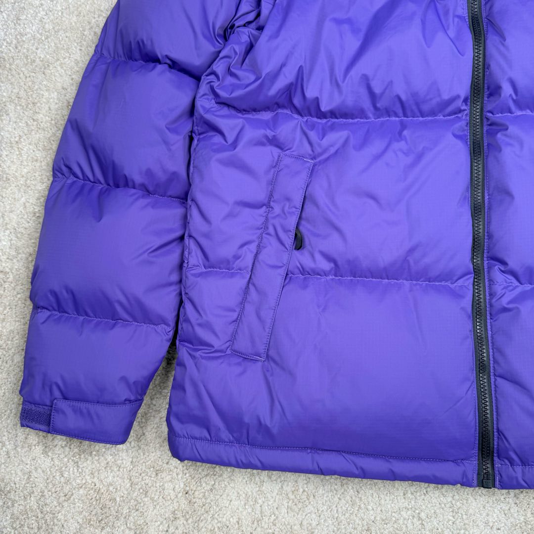 图片[7]-＃TZD TheNorthFace 1996 Nuptse 4NCH 北面拼色户外经典潮牌羽绒服 美国原厂原版数据开版 比例协调、宽松、保暖、时尚 真正原厂内部数据 最大可穿至230斤左右【非市面为节约成本而缩小版型】建议对比尺码表参数 全新进口百灵达绣花机定制万针电绣 采用进口7号针 进口绣线 保证每字饱满、立体、清晰 可称最贵绣标 采用国标90白鸭绒填充 保暖性能更出色 轻便不厚重 压缩后的蓬松度恢复性好 原厂定制40D格子四级防水布料 独家采用原版一致单层布料做法【非市面通货内加胆布】采用单层布料考验了布料及羽绒必须要达标 防止跑绒 并保证手感及膨松度 内里采用尼龙nylon双重双层封禁设计 不会出现任何跑绒现象 内置抽拉绳扣的可调节下摆 可防风防寒 拉链采用吉田YKK原厂定制 刻字清晰 质感完美顺滑 建议比较可供过毒验货 辅料及扣子均采用原版一样铜芯弹簧【非市面铁芯弹簧】可对比了解更多细节 只做市场最高版本 袖口六角扣标志着同步原版一样的六角扣 真正做到和原版一摸一样 不诋毁 不浮夸 真实且不需要太多文案 因为专注 所以专业！ 尺码：XS S M L XL XXL-选品中心