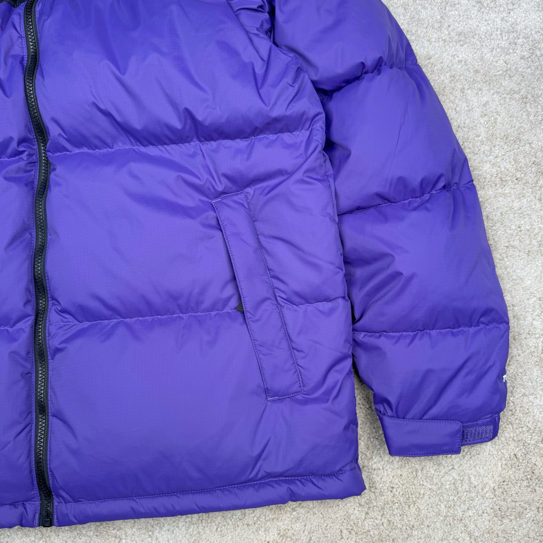 图片[8]-＃TZD TheNorthFace 1996 Nuptse 4NCH 北面拼色户外经典潮牌羽绒服 美国原厂原版数据开版 比例协调、宽松、保暖、时尚 真正原厂内部数据 最大可穿至230斤左右【非市面为节约成本而缩小版型】建议对比尺码表参数 全新进口百灵达绣花机定制万针电绣 采用进口7号针 进口绣线 保证每字饱满、立体、清晰 可称最贵绣标 采用国标90白鸭绒填充 保暖性能更出色 轻便不厚重 压缩后的蓬松度恢复性好 原厂定制40D格子四级防水布料 独家采用原版一致单层布料做法【非市面通货内加胆布】采用单层布料考验了布料及羽绒必须要达标 防止跑绒 并保证手感及膨松度 内里采用尼龙nylon双重双层封禁设计 不会出现任何跑绒现象 内置抽拉绳扣的可调节下摆 可防风防寒 拉链采用吉田YKK原厂定制 刻字清晰 质感完美顺滑 建议比较可供过毒验货 辅料及扣子均采用原版一样铜芯弹簧【非市面铁芯弹簧】可对比了解更多细节 只做市场最高版本 袖口六角扣标志着同步原版一样的六角扣 真正做到和原版一摸一样 不诋毁 不浮夸 真实且不需要太多文案 因为专注 所以专业！ 尺码：XS S M L XL XXL-选品中心