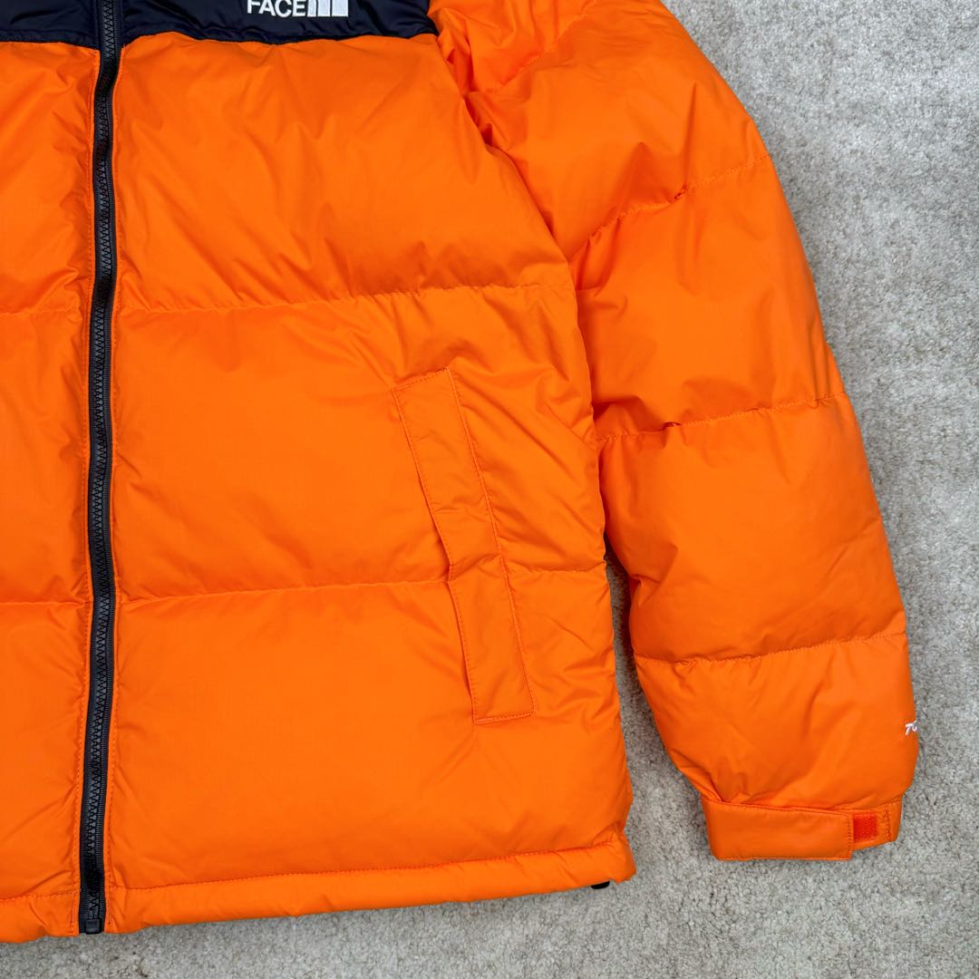 图片[7]-＃TZD TheNorthFace 1996 Nuptse 4NCH 北面拼色户外经典潮牌羽绒服 美国原厂原版数据开版 比例协调、宽松、保暖、时尚 真正原厂内部数据 最大可穿至230斤左右【非市面为节约成本而缩小版型】建议对比尺码表参数 全新进口百灵达绣花机定制万针电绣 采用进口7号针 进口绣线 保证每字饱满、立体、清晰 可称最贵绣标 采用国标90白鸭绒填充 保暖性能更出色 轻便不厚重 压缩后的蓬松度恢复性好 原厂定制40D格子四级防水布料 独家采用原版一致单层布料做法【非市面通货内加胆布】采用单层布料考验了布料及羽绒必须要达标 防止跑绒 并保证手感及膨松度 内里采用尼龙nylon双重双层封禁设计 不会出现任何跑绒现象 内置抽拉绳扣的可调节下摆 可防风防寒 拉链采用吉田YKK原厂定制 刻字清晰 质感完美顺滑 建议比较可供过毒验货 辅料及扣子均采用原版一样铜芯弹簧【非市面铁芯弹簧】可对比了解更多细节 只做市场最高版本 袖口六角扣标志着同步原版一样的六角扣 真正做到和原版一摸一样 不诋毁 不浮夸 真实且不需要太多文案 因为专注 所以专业！ 尺码：XS S M L XL XXL-选品中心