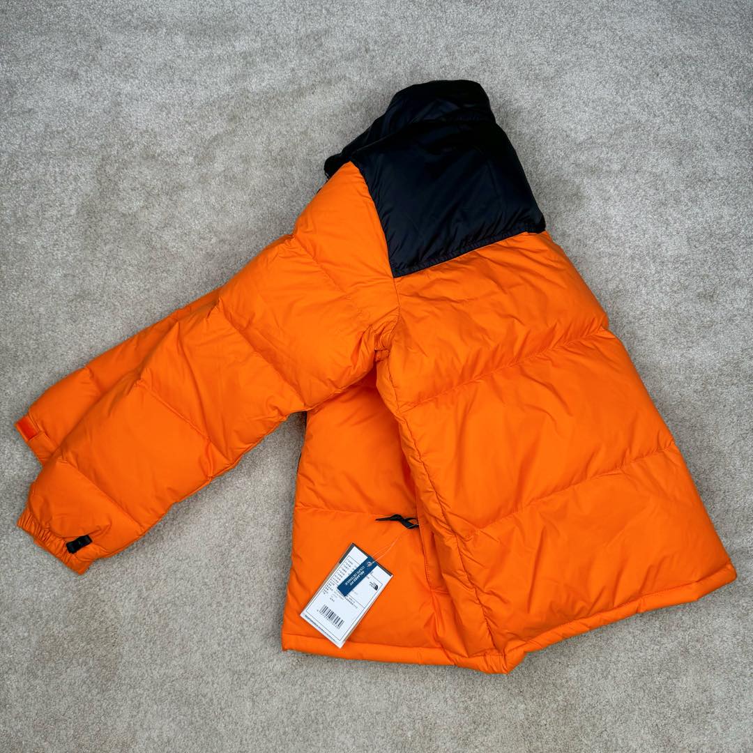 图片[4]-＃TZD TheNorthFace 1996 Nuptse 4NCH 北面拼色户外经典潮牌羽绒服 美国原厂原版数据开版 比例协调、宽松、保暖、时尚 真正原厂内部数据 最大可穿至230斤左右【非市面为节约成本而缩小版型】建议对比尺码表参数 全新进口百灵达绣花机定制万针电绣 采用进口7号针 进口绣线 保证每字饱满、立体、清晰 可称最贵绣标 采用国标90白鸭绒填充 保暖性能更出色 轻便不厚重 压缩后的蓬松度恢复性好 原厂定制40D格子四级防水布料 独家采用原版一致单层布料做法【非市面通货内加胆布】采用单层布料考验了布料及羽绒必须要达标 防止跑绒 并保证手感及膨松度 内里采用尼龙nylon双重双层封禁设计 不会出现任何跑绒现象 内置抽拉绳扣的可调节下摆 可防风防寒 拉链采用吉田YKK原厂定制 刻字清晰 质感完美顺滑 建议比较可供过毒验货 辅料及扣子均采用原版一样铜芯弹簧【非市面铁芯弹簧】可对比了解更多细节 只做市场最高版本 袖口六角扣标志着同步原版一样的六角扣 真正做到和原版一摸一样 不诋毁 不浮夸 真实且不需要太多文案 因为专注 所以专业！ 尺码：XS S M L XL XXL-选品中心