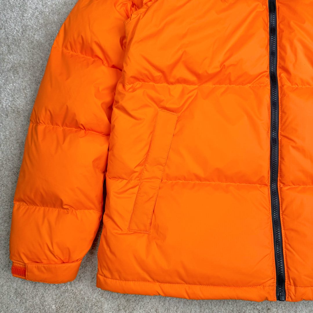 图片[6]-＃TZD TheNorthFace 1996 Nuptse 4NCH 北面拼色户外经典潮牌羽绒服 美国原厂原版数据开版 比例协调、宽松、保暖、时尚 真正原厂内部数据 最大可穿至230斤左右【非市面为节约成本而缩小版型】建议对比尺码表参数 全新进口百灵达绣花机定制万针电绣 采用进口7号针 进口绣线 保证每字饱满、立体、清晰 可称最贵绣标 采用国标90白鸭绒填充 保暖性能更出色 轻便不厚重 压缩后的蓬松度恢复性好 原厂定制40D格子四级防水布料 独家采用原版一致单层布料做法【非市面通货内加胆布】采用单层布料考验了布料及羽绒必须要达标 防止跑绒 并保证手感及膨松度 内里采用尼龙nylon双重双层封禁设计 不会出现任何跑绒现象 内置抽拉绳扣的可调节下摆 可防风防寒 拉链采用吉田YKK原厂定制 刻字清晰 质感完美顺滑 建议比较可供过毒验货 辅料及扣子均采用原版一样铜芯弹簧【非市面铁芯弹簧】可对比了解更多细节 只做市场最高版本 袖口六角扣标志着同步原版一样的六角扣 真正做到和原版一摸一样 不诋毁 不浮夸 真实且不需要太多文案 因为专注 所以专业！ 尺码：XS S M L XL XXL-选品中心