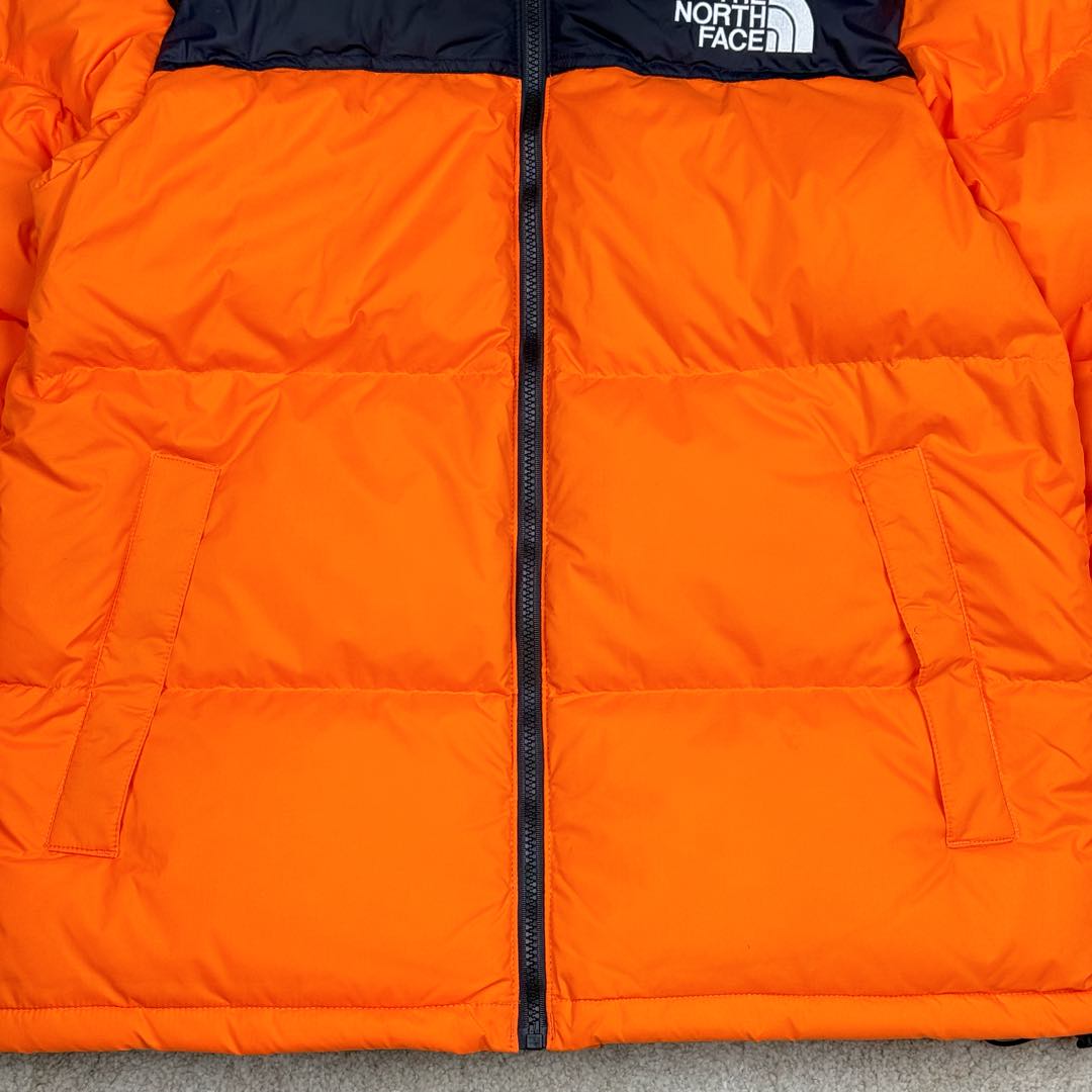 图片[8]-＃TZD TheNorthFace 1996 Nuptse 4NCH 北面拼色户外经典潮牌羽绒服 美国原厂原版数据开版 比例协调、宽松、保暖、时尚 真正原厂内部数据 最大可穿至230斤左右【非市面为节约成本而缩小版型】建议对比尺码表参数 全新进口百灵达绣花机定制万针电绣 采用进口7号针 进口绣线 保证每字饱满、立体、清晰 可称最贵绣标 采用国标90白鸭绒填充 保暖性能更出色 轻便不厚重 压缩后的蓬松度恢复性好 原厂定制40D格子四级防水布料 独家采用原版一致单层布料做法【非市面通货内加胆布】采用单层布料考验了布料及羽绒必须要达标 防止跑绒 并保证手感及膨松度 内里采用尼龙nylon双重双层封禁设计 不会出现任何跑绒现象 内置抽拉绳扣的可调节下摆 可防风防寒 拉链采用吉田YKK原厂定制 刻字清晰 质感完美顺滑 建议比较可供过毒验货 辅料及扣子均采用原版一样铜芯弹簧【非市面铁芯弹簧】可对比了解更多细节 只做市场最高版本 袖口六角扣标志着同步原版一样的六角扣 真正做到和原版一摸一样 不诋毁 不浮夸 真实且不需要太多文案 因为专注 所以专业！ 尺码：XS S M L XL XXL-选品中心