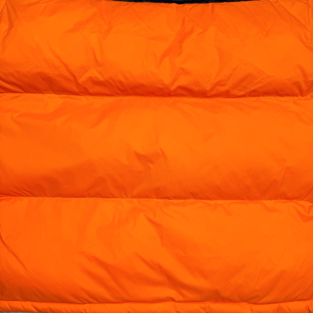 图片[11]-＃TZD TheNorthFace 1996 Nuptse 4NCH 北面拼色户外经典潮牌羽绒服 美国原厂原版数据开版 比例协调、宽松、保暖、时尚 真正原厂内部数据 最大可穿至230斤左右【非市面为节约成本而缩小版型】建议对比尺码表参数 全新进口百灵达绣花机定制万针电绣 采用进口7号针 进口绣线 保证每字饱满、立体、清晰 可称最贵绣标 采用国标90白鸭绒填充 保暖性能更出色 轻便不厚重 压缩后的蓬松度恢复性好 原厂定制40D格子四级防水布料 独家采用原版一致单层布料做法【非市面通货内加胆布】采用单层布料考验了布料及羽绒必须要达标 防止跑绒 并保证手感及膨松度 内里采用尼龙nylon双重双层封禁设计 不会出现任何跑绒现象 内置抽拉绳扣的可调节下摆 可防风防寒 拉链采用吉田YKK原厂定制 刻字清晰 质感完美顺滑 建议比较可供过毒验货 辅料及扣子均采用原版一样铜芯弹簧【非市面铁芯弹簧】可对比了解更多细节 只做市场最高版本 袖口六角扣标志着同步原版一样的六角扣 真正做到和原版一摸一样 不诋毁 不浮夸 真实且不需要太多文案 因为专注 所以专业！ 尺码：XS S M L XL XXL-选品中心