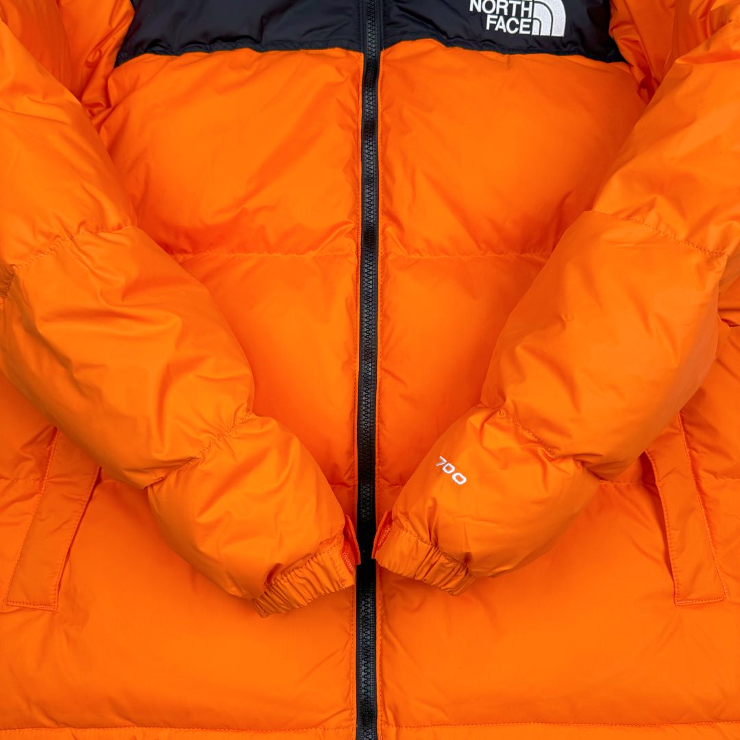 图片[9]-＃TZD TheNorthFace 1996 Nuptse 4NCH 北面拼色户外经典潮牌羽绒服 美国原厂原版数据开版 比例协调、宽松、保暖、时尚 真正原厂内部数据 最大可穿至230斤左右【非市面为节约成本而缩小版型】建议对比尺码表参数 全新进口百灵达绣花机定制万针电绣 采用进口7号针 进口绣线 保证每字饱满、立体、清晰 可称最贵绣标 采用国标90白鸭绒填充 保暖性能更出色 轻便不厚重 压缩后的蓬松度恢复性好 原厂定制40D格子四级防水布料 独家采用原版一致单层布料做法【非市面通货内加胆布】采用单层布料考验了布料及羽绒必须要达标 防止跑绒 并保证手感及膨松度 内里采用尼龙nylon双重双层封禁设计 不会出现任何跑绒现象 内置抽拉绳扣的可调节下摆 可防风防寒 拉链采用吉田YKK原厂定制 刻字清晰 质感完美顺滑 建议比较可供过毒验货 辅料及扣子均采用原版一样铜芯弹簧【非市面铁芯弹簧】可对比了解更多细节 只做市场最高版本 袖口六角扣标志着同步原版一样的六角扣 真正做到和原版一摸一样 不诋毁 不浮夸 真实且不需要太多文案 因为专注 所以专业！ 尺码：XS S M L XL XXL-选品中心