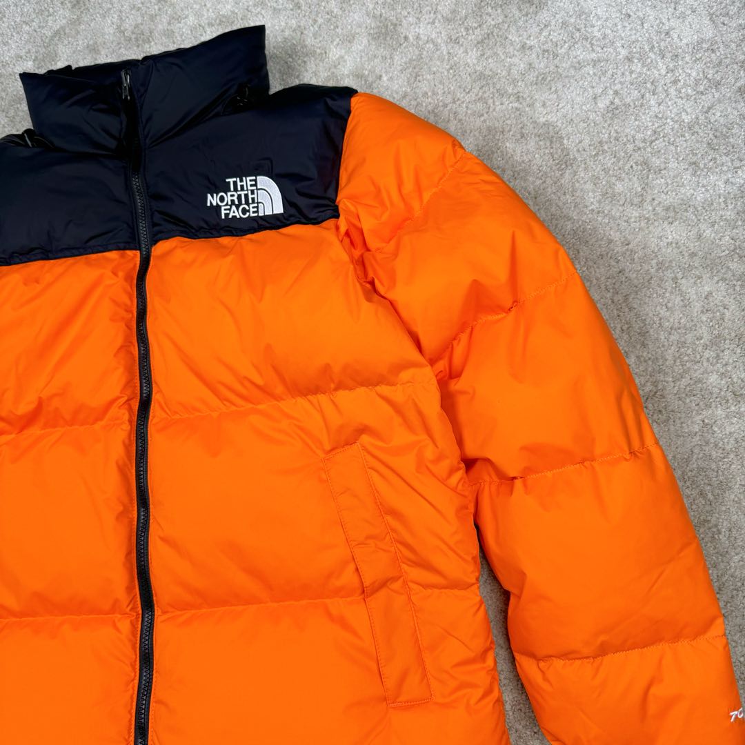 图片[13]-＃TZD TheNorthFace 1996 Nuptse 4NCH 北面拼色户外经典潮牌羽绒服 美国原厂原版数据开版 比例协调、宽松、保暖、时尚 真正原厂内部数据 最大可穿至230斤左右【非市面为节约成本而缩小版型】建议对比尺码表参数 全新进口百灵达绣花机定制万针电绣 采用进口7号针 进口绣线 保证每字饱满、立体、清晰 可称最贵绣标 采用国标90白鸭绒填充 保暖性能更出色 轻便不厚重 压缩后的蓬松度恢复性好 原厂定制40D格子四级防水布料 独家采用原版一致单层布料做法【非市面通货内加胆布】采用单层布料考验了布料及羽绒必须要达标 防止跑绒 并保证手感及膨松度 内里采用尼龙nylon双重双层封禁设计 不会出现任何跑绒现象 内置抽拉绳扣的可调节下摆 可防风防寒 拉链采用吉田YKK原厂定制 刻字清晰 质感完美顺滑 建议比较可供过毒验货 辅料及扣子均采用原版一样铜芯弹簧【非市面铁芯弹簧】可对比了解更多细节 只做市场最高版本 袖口六角扣标志着同步原版一样的六角扣 真正做到和原版一摸一样 不诋毁 不浮夸 真实且不需要太多文案 因为专注 所以专业！ 尺码：XS S M L XL XXL-选品中心