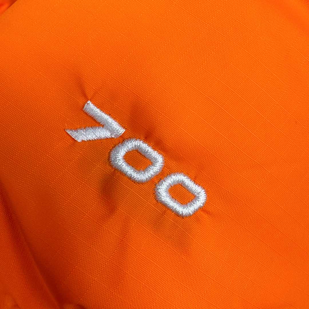 图片[10]-＃TZD TheNorthFace 1996 Nuptse 4NCH 北面拼色户外经典潮牌羽绒服 美国原厂原版数据开版 比例协调、宽松、保暖、时尚 真正原厂内部数据 最大可穿至230斤左右【非市面为节约成本而缩小版型】建议对比尺码表参数 全新进口百灵达绣花机定制万针电绣 采用进口7号针 进口绣线 保证每字饱满、立体、清晰 可称最贵绣标 采用国标90白鸭绒填充 保暖性能更出色 轻便不厚重 压缩后的蓬松度恢复性好 原厂定制40D格子四级防水布料 独家采用原版一致单层布料做法【非市面通货内加胆布】采用单层布料考验了布料及羽绒必须要达标 防止跑绒 并保证手感及膨松度 内里采用尼龙nylon双重双层封禁设计 不会出现任何跑绒现象 内置抽拉绳扣的可调节下摆 可防风防寒 拉链采用吉田YKK原厂定制 刻字清晰 质感完美顺滑 建议比较可供过毒验货 辅料及扣子均采用原版一样铜芯弹簧【非市面铁芯弹簧】可对比了解更多细节 只做市场最高版本 袖口六角扣标志着同步原版一样的六角扣 真正做到和原版一摸一样 不诋毁 不浮夸 真实且不需要太多文案 因为专注 所以专业！ 尺码：XS S M L XL XXL-选品中心