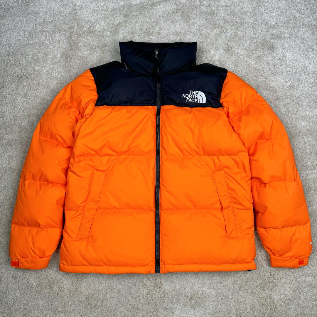 图片[7]-＃TZD TheNorthFace 1996 Nuptse 4NCH 北面拼色户外经典潮牌羽绒服 美国原厂原版数据开版 比例协调、宽松、保暖、时尚 真正原厂内部数据 最大可穿至230斤左右【非市面为节约成本而缩小版型】建议对比尺码表参数 全新进口百灵达绣花机定制万针电绣 采用进口7号针 进口绣线 保证每字饱满、立体、清晰 可称最贵绣标 采用国标90白鸭绒填充 保暖性能更出色 轻便不厚重 压缩后的蓬松度恢复性好 原厂定制40D格子四级防水布料 独家采用原版一致单层布料做法【非市面通货内加胆布】采用单层布料考验了布料及羽绒必须要达标 防止跑绒 并保证手感及膨松度 内里采用尼龙nylon双重双层封禁设计 不会出现任何跑绒现象 内置抽拉绳扣的可调节下摆 可防风防寒 拉链采用吉田YKK原厂定制 刻字清晰 质感完美顺滑 建议比较可供过毒验货 辅料及扣子均采用原版一样铜芯弹簧【非市面铁芯弹簧】可对比了解更多细节 只做市场最高版本 袖口六角扣标志着同步原版一样的六角扣 真正做到和原版一摸一样 不诋毁 不浮夸 真实且不需要太多文案 因为专注 所以专业！ 尺码：XS S M L XL XXL-选品中心