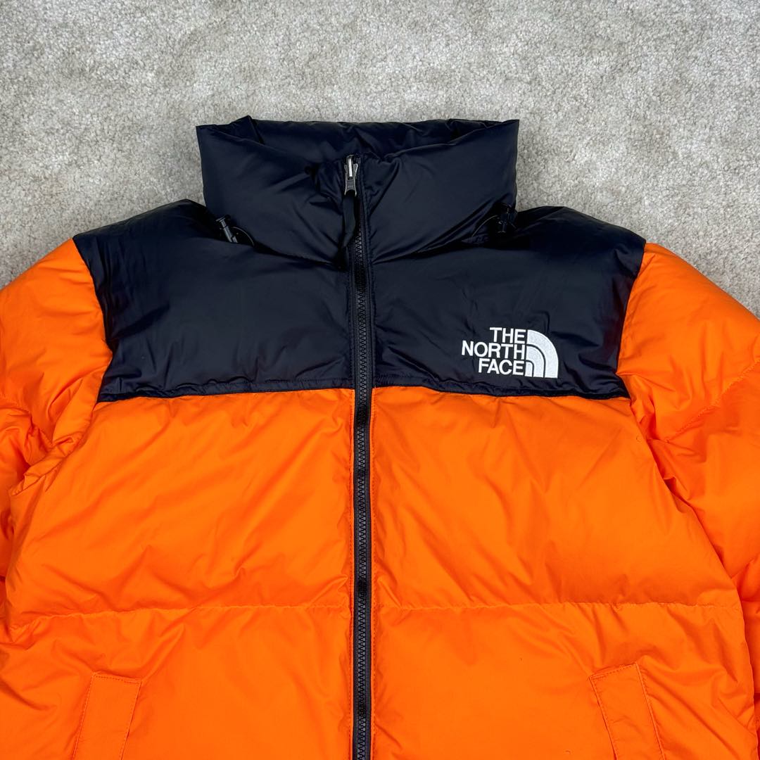 图片[5]-＃TZD TheNorthFace 1996 Nuptse 4NCH 北面拼色户外经典潮牌羽绒服 美国原厂原版数据开版 比例协调、宽松、保暖、时尚 真正原厂内部数据 最大可穿至230斤左右【非市面为节约成本而缩小版型】建议对比尺码表参数 全新进口百灵达绣花机定制万针电绣 采用进口7号针 进口绣线 保证每字饱满、立体、清晰 可称最贵绣标 采用国标90白鸭绒填充 保暖性能更出色 轻便不厚重 压缩后的蓬松度恢复性好 原厂定制40D格子四级防水布料 独家采用原版一致单层布料做法【非市面通货内加胆布】采用单层布料考验了布料及羽绒必须要达标 防止跑绒 并保证手感及膨松度 内里采用尼龙nylon双重双层封禁设计 不会出现任何跑绒现象 内置抽拉绳扣的可调节下摆 可防风防寒 拉链采用吉田YKK原厂定制 刻字清晰 质感完美顺滑 建议比较可供过毒验货 辅料及扣子均采用原版一样铜芯弹簧【非市面铁芯弹簧】可对比了解更多细节 只做市场最高版本 袖口六角扣标志着同步原版一样的六角扣 真正做到和原版一摸一样 不诋毁 不浮夸 真实且不需要太多文案 因为专注 所以专业！ 尺码：XS S M L XL XXL-选品中心