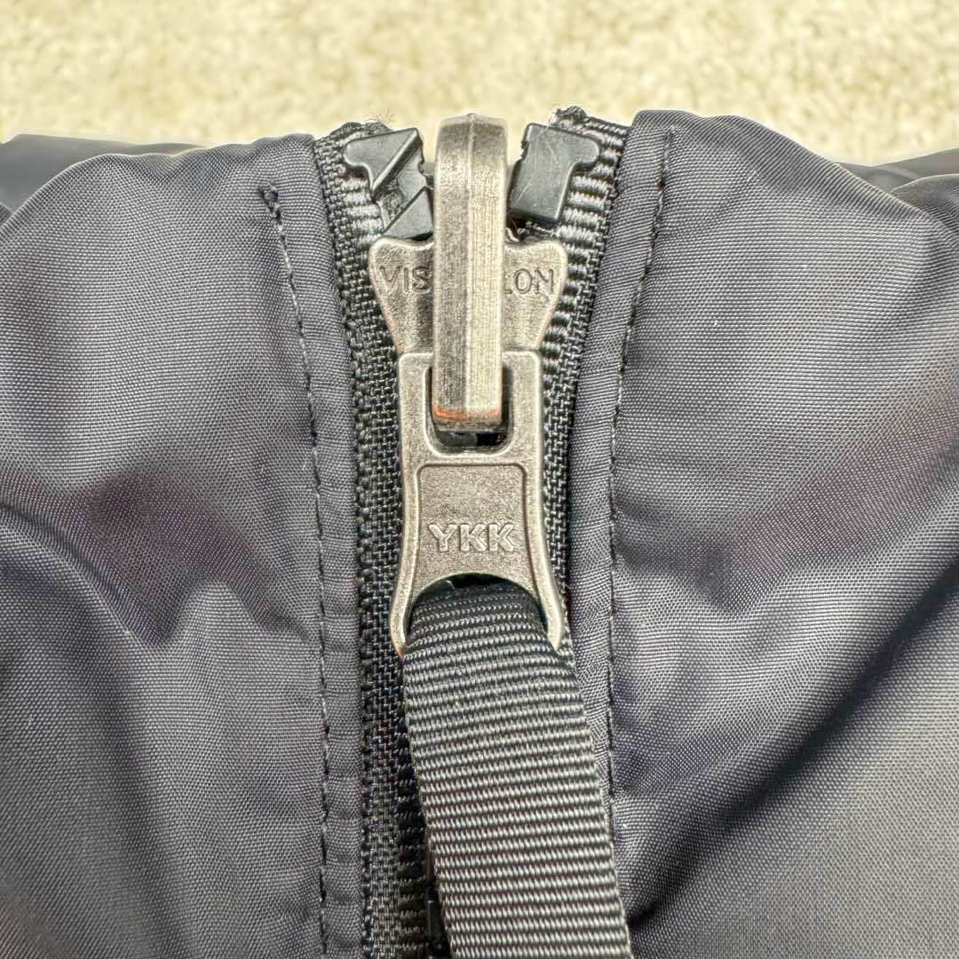 图片[15]-＃TZD TheNorthFace 1996 Nuptse 4NCH 北面拼色户外经典潮牌羽绒服 美国原厂原版数据开版 比例协调、宽松、保暖、时尚 真正原厂内部数据 最大可穿至230斤左右【非市面为节约成本而缩小版型】建议对比尺码表参数 全新进口百灵达绣花机定制万针电绣 采用进口7号针 进口绣线 保证每字饱满、立体、清晰 可称最贵绣标 采用国标90白鸭绒填充 保暖性能更出色 轻便不厚重 压缩后的蓬松度恢复性好 原厂定制40D格子四级防水布料 独家采用原版一致单层布料做法【非市面通货内加胆布】采用单层布料考验了布料及羽绒必须要达标 防止跑绒 并保证手感及膨松度 内里采用尼龙nylon双重双层封禁设计 不会出现任何跑绒现象 内置抽拉绳扣的可调节下摆 可防风防寒 拉链采用吉田YKK原厂定制 刻字清晰 质感完美顺滑 建议比较可供过毒验货 辅料及扣子均采用原版一样铜芯弹簧【非市面铁芯弹簧】可对比了解更多细节 只做市场最高版本 袖口六角扣标志着同步原版一样的六角扣 真正做到和原版一摸一样 不诋毁 不浮夸 真实且不需要太多文案 因为专注 所以专业！ 尺码：XS S M L XL XXL-选品中心