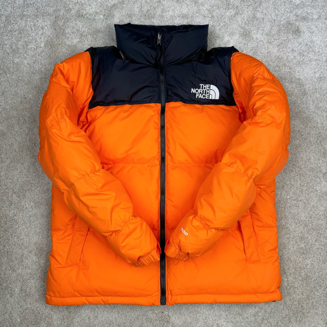 图片[2]-＃TZD TheNorthFace 1996 Nuptse 4NCH 北面拼色户外经典潮牌羽绒服 美国原厂原版数据开版 比例协调、宽松、保暖、时尚 真正原厂内部数据 最大可穿至230斤左右【非市面为节约成本而缩小版型】建议对比尺码表参数 全新进口百灵达绣花机定制万针电绣 采用进口7号针 进口绣线 保证每字饱满、立体、清晰 可称最贵绣标 采用国标90白鸭绒填充 保暖性能更出色 轻便不厚重 压缩后的蓬松度恢复性好 原厂定制40D格子四级防水布料 独家采用原版一致单层布料做法【非市面通货内加胆布】采用单层布料考验了布料及羽绒必须要达标 防止跑绒 并保证手感及膨松度 内里采用尼龙nylon双重双层封禁设计 不会出现任何跑绒现象 内置抽拉绳扣的可调节下摆 可防风防寒 拉链采用吉田YKK原厂定制 刻字清晰 质感完美顺滑 建议比较可供过毒验货 辅料及扣子均采用原版一样铜芯弹簧【非市面铁芯弹簧】可对比了解更多细节 只做市场最高版本 袖口六角扣标志着同步原版一样的六角扣 真正做到和原版一摸一样 不诋毁 不浮夸 真实且不需要太多文案 因为专注 所以专业！ 尺码：XS S M L XL XXL-选品中心