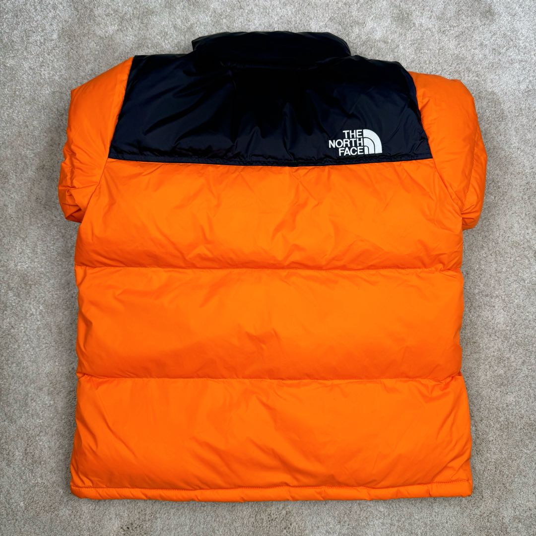图片[3]-＃TZD TheNorthFace 1996 Nuptse 4NCH 北面拼色户外经典潮牌羽绒服 美国原厂原版数据开版 比例协调、宽松、保暖、时尚 真正原厂内部数据 最大可穿至230斤左右【非市面为节约成本而缩小版型】建议对比尺码表参数 全新进口百灵达绣花机定制万针电绣 采用进口7号针 进口绣线 保证每字饱满、立体、清晰 可称最贵绣标 采用国标90白鸭绒填充 保暖性能更出色 轻便不厚重 压缩后的蓬松度恢复性好 原厂定制40D格子四级防水布料 独家采用原版一致单层布料做法【非市面通货内加胆布】采用单层布料考验了布料及羽绒必须要达标 防止跑绒 并保证手感及膨松度 内里采用尼龙nylon双重双层封禁设计 不会出现任何跑绒现象 内置抽拉绳扣的可调节下摆 可防风防寒 拉链采用吉田YKK原厂定制 刻字清晰 质感完美顺滑 建议比较可供过毒验货 辅料及扣子均采用原版一样铜芯弹簧【非市面铁芯弹簧】可对比了解更多细节 只做市场最高版本 袖口六角扣标志着同步原版一样的六角扣 真正做到和原版一摸一样 不诋毁 不浮夸 真实且不需要太多文案 因为专注 所以专业！ 尺码：XS S M L XL XXL-选品中心