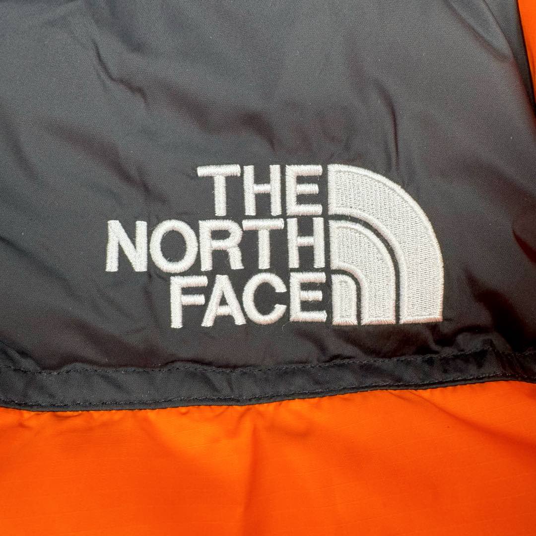 图片[12]-＃TZD TheNorthFace 1996 Nuptse 4NCH 北面拼色户外经典潮牌羽绒服 美国原厂原版数据开版 比例协调、宽松、保暖、时尚 真正原厂内部数据 最大可穿至230斤左右【非市面为节约成本而缩小版型】建议对比尺码表参数 全新进口百灵达绣花机定制万针电绣 采用进口7号针 进口绣线 保证每字饱满、立体、清晰 可称最贵绣标 采用国标90白鸭绒填充 保暖性能更出色 轻便不厚重 压缩后的蓬松度恢复性好 原厂定制40D格子四级防水布料 独家采用原版一致单层布料做法【非市面通货内加胆布】采用单层布料考验了布料及羽绒必须要达标 防止跑绒 并保证手感及膨松度 内里采用尼龙nylon双重双层封禁设计 不会出现任何跑绒现象 内置抽拉绳扣的可调节下摆 可防风防寒 拉链采用吉田YKK原厂定制 刻字清晰 质感完美顺滑 建议比较可供过毒验货 辅料及扣子均采用原版一样铜芯弹簧【非市面铁芯弹簧】可对比了解更多细节 只做市场最高版本 袖口六角扣标志着同步原版一样的六角扣 真正做到和原版一摸一样 不诋毁 不浮夸 真实且不需要太多文案 因为专注 所以专业！ 尺码：XS S M L XL XXL-选品中心