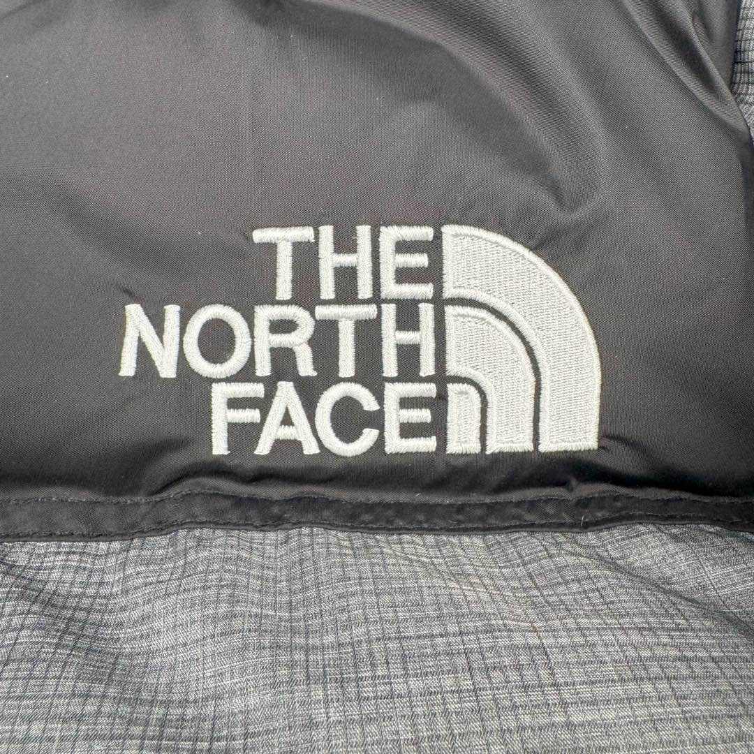 图片[12]-＃TZD TheNorthFace 1996 Nuptse 4NCH 北面拼色户外经典潮牌羽绒服 美国原厂原版数据开版 比例协调、宽松、保暖、时尚 真正原厂内部数据 最大可穿至230斤左右【非市面为节约成本而缩小版型】建议对比尺码表参数 全新进口百灵达绣花机定制万针电绣 采用进口7号针 进口绣线 保证每字饱满、立体、清晰 可称最贵绣标 采用国标90白鸭绒填充 保暖性能更出色 轻便不厚重 压缩后的蓬松度恢复性好 原厂定制40D格子四级防水布料 独家采用原版一致单层布料做法【非市面通货内加胆布】采用单层布料考验了布料及羽绒必须要达标 防止跑绒 并保证手感及膨松度 内里采用尼龙nylon双重双层封禁设计 不会出现任何跑绒现象 内置抽拉绳扣的可调节下摆 可防风防寒 拉链采用吉田YKK原厂定制 刻字清晰 质感完美顺滑 建议比较可供过毒验货 辅料及扣子均采用原版一样铜芯弹簧【非市面铁芯弹簧】可对比了解更多细节 只做市场最高版本 袖口六角扣标志着同步原版一样的六角扣 真正做到和原版一摸一样 不诋毁 不浮夸 真实且不需要太多文案 因为专注 所以专业！ 尺码：XS S M L XL XXL-选品中心