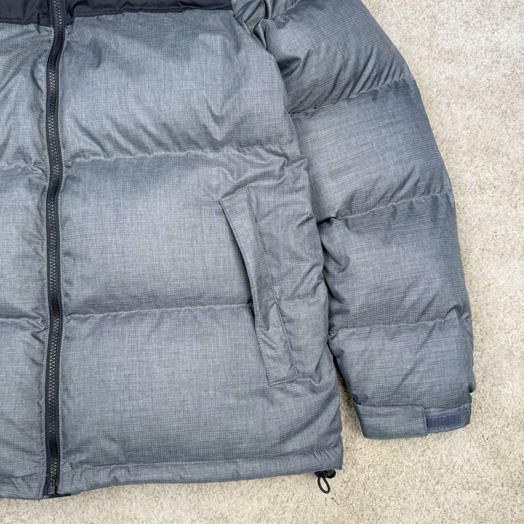 图片[7]-＃TZD TheNorthFace 1996 Nuptse 4NCH 北面拼色户外经典潮牌羽绒服 美国原厂原版数据开版 比例协调、宽松、保暖、时尚 真正原厂内部数据 最大可穿至230斤左右【非市面为节约成本而缩小版型】建议对比尺码表参数 全新进口百灵达绣花机定制万针电绣 采用进口7号针 进口绣线 保证每字饱满、立体、清晰 可称最贵绣标 采用国标90白鸭绒填充 保暖性能更出色 轻便不厚重 压缩后的蓬松度恢复性好 原厂定制40D格子四级防水布料 独家采用原版一致单层布料做法【非市面通货内加胆布】采用单层布料考验了布料及羽绒必须要达标 防止跑绒 并保证手感及膨松度 内里采用尼龙nylon双重双层封禁设计 不会出现任何跑绒现象 内置抽拉绳扣的可调节下摆 可防风防寒 拉链采用吉田YKK原厂定制 刻字清晰 质感完美顺滑 建议比较可供过毒验货 辅料及扣子均采用原版一样铜芯弹簧【非市面铁芯弹簧】可对比了解更多细节 只做市场最高版本 袖口六角扣标志着同步原版一样的六角扣 真正做到和原版一摸一样 不诋毁 不浮夸 真实且不需要太多文案 因为专注 所以专业！ 尺码：XS S M L XL XXL-选品中心