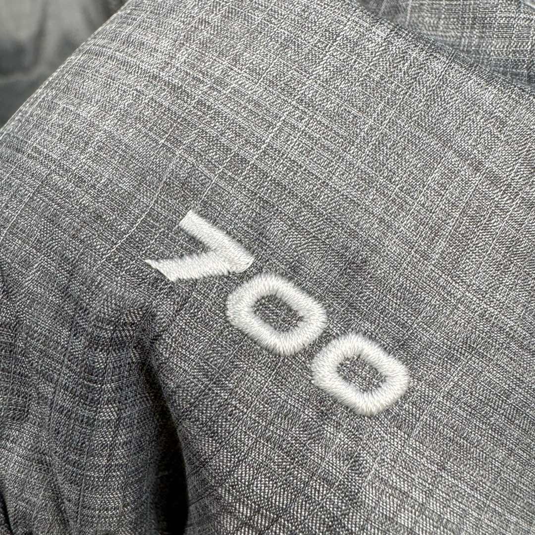 图片[11]-＃TZD TheNorthFace 1996 Nuptse 4NCH 北面拼色户外经典潮牌羽绒服 美国原厂原版数据开版 比例协调、宽松、保暖、时尚 真正原厂内部数据 最大可穿至230斤左右【非市面为节约成本而缩小版型】建议对比尺码表参数 全新进口百灵达绣花机定制万针电绣 采用进口7号针 进口绣线 保证每字饱满、立体、清晰 可称最贵绣标 采用国标90白鸭绒填充 保暖性能更出色 轻便不厚重 压缩后的蓬松度恢复性好 原厂定制40D格子四级防水布料 独家采用原版一致单层布料做法【非市面通货内加胆布】采用单层布料考验了布料及羽绒必须要达标 防止跑绒 并保证手感及膨松度 内里采用尼龙nylon双重双层封禁设计 不会出现任何跑绒现象 内置抽拉绳扣的可调节下摆 可防风防寒 拉链采用吉田YKK原厂定制 刻字清晰 质感完美顺滑 建议比较可供过毒验货 辅料及扣子均采用原版一样铜芯弹簧【非市面铁芯弹簧】可对比了解更多细节 只做市场最高版本 袖口六角扣标志着同步原版一样的六角扣 真正做到和原版一摸一样 不诋毁 不浮夸 真实且不需要太多文案 因为专注 所以专业！ 尺码：XS S M L XL XXL-选品中心