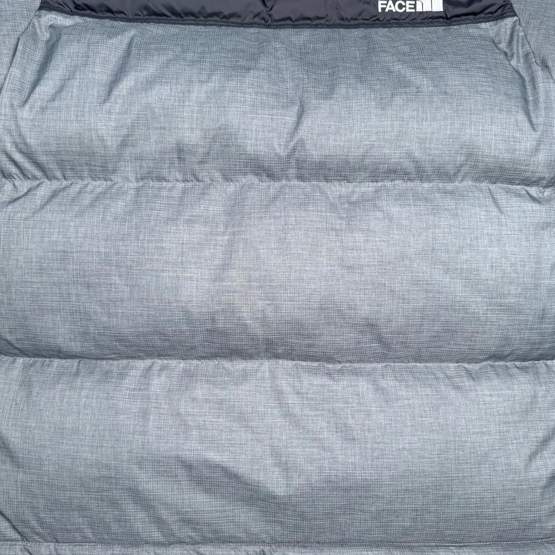 图片[13]-＃TZD TheNorthFace 1996 Nuptse 4NCH 北面拼色户外经典潮牌羽绒服 美国原厂原版数据开版 比例协调、宽松、保暖、时尚 真正原厂内部数据 最大可穿至230斤左右【非市面为节约成本而缩小版型】建议对比尺码表参数 全新进口百灵达绣花机定制万针电绣 采用进口7号针 进口绣线 保证每字饱满、立体、清晰 可称最贵绣标 采用国标90白鸭绒填充 保暖性能更出色 轻便不厚重 压缩后的蓬松度恢复性好 原厂定制40D格子四级防水布料 独家采用原版一致单层布料做法【非市面通货内加胆布】采用单层布料考验了布料及羽绒必须要达标 防止跑绒 并保证手感及膨松度 内里采用尼龙nylon双重双层封禁设计 不会出现任何跑绒现象 内置抽拉绳扣的可调节下摆 可防风防寒 拉链采用吉田YKK原厂定制 刻字清晰 质感完美顺滑 建议比较可供过毒验货 辅料及扣子均采用原版一样铜芯弹簧【非市面铁芯弹簧】可对比了解更多细节 只做市场最高版本 袖口六角扣标志着同步原版一样的六角扣 真正做到和原版一摸一样 不诋毁 不浮夸 真实且不需要太多文案 因为专注 所以专业！ 尺码：XS S M L XL XXL-选品中心