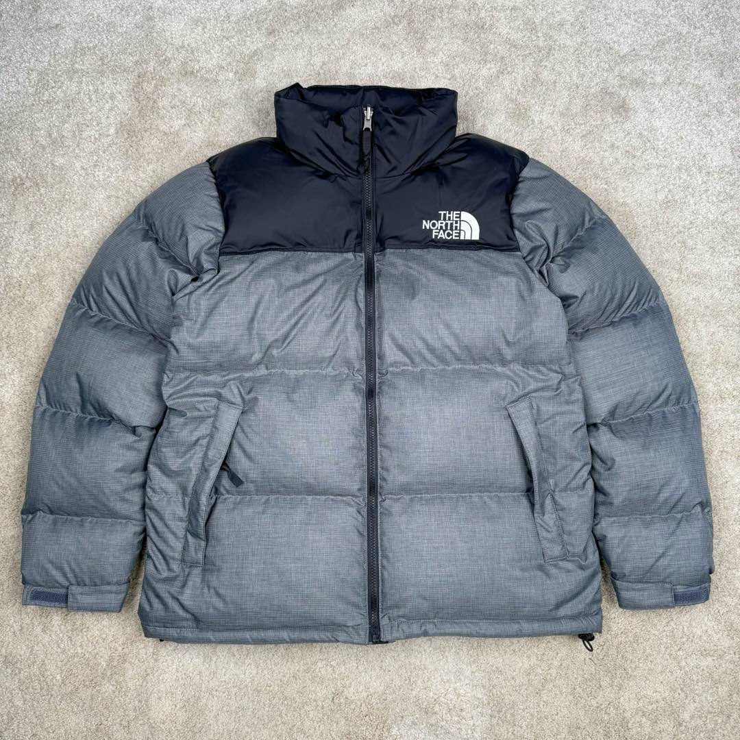 图片[8]-＃TZD TheNorthFace 1996 Nuptse 4NCH 北面拼色户外经典潮牌羽绒服 美国原厂原版数据开版 比例协调、宽松、保暖、时尚 真正原厂内部数据 最大可穿至230斤左右【非市面为节约成本而缩小版型】建议对比尺码表参数 全新进口百灵达绣花机定制万针电绣 采用进口7号针 进口绣线 保证每字饱满、立体、清晰 可称最贵绣标 采用国标90白鸭绒填充 保暖性能更出色 轻便不厚重 压缩后的蓬松度恢复性好 原厂定制40D格子四级防水布料 独家采用原版一致单层布料做法【非市面通货内加胆布】采用单层布料考验了布料及羽绒必须要达标 防止跑绒 并保证手感及膨松度 内里采用尼龙nylon双重双层封禁设计 不会出现任何跑绒现象 内置抽拉绳扣的可调节下摆 可防风防寒 拉链采用吉田YKK原厂定制 刻字清晰 质感完美顺滑 建议比较可供过毒验货 辅料及扣子均采用原版一样铜芯弹簧【非市面铁芯弹簧】可对比了解更多细节 只做市场最高版本 袖口六角扣标志着同步原版一样的六角扣 真正做到和原版一摸一样 不诋毁 不浮夸 真实且不需要太多文案 因为专注 所以专业！ 尺码：XS S M L XL XXL-选品中心