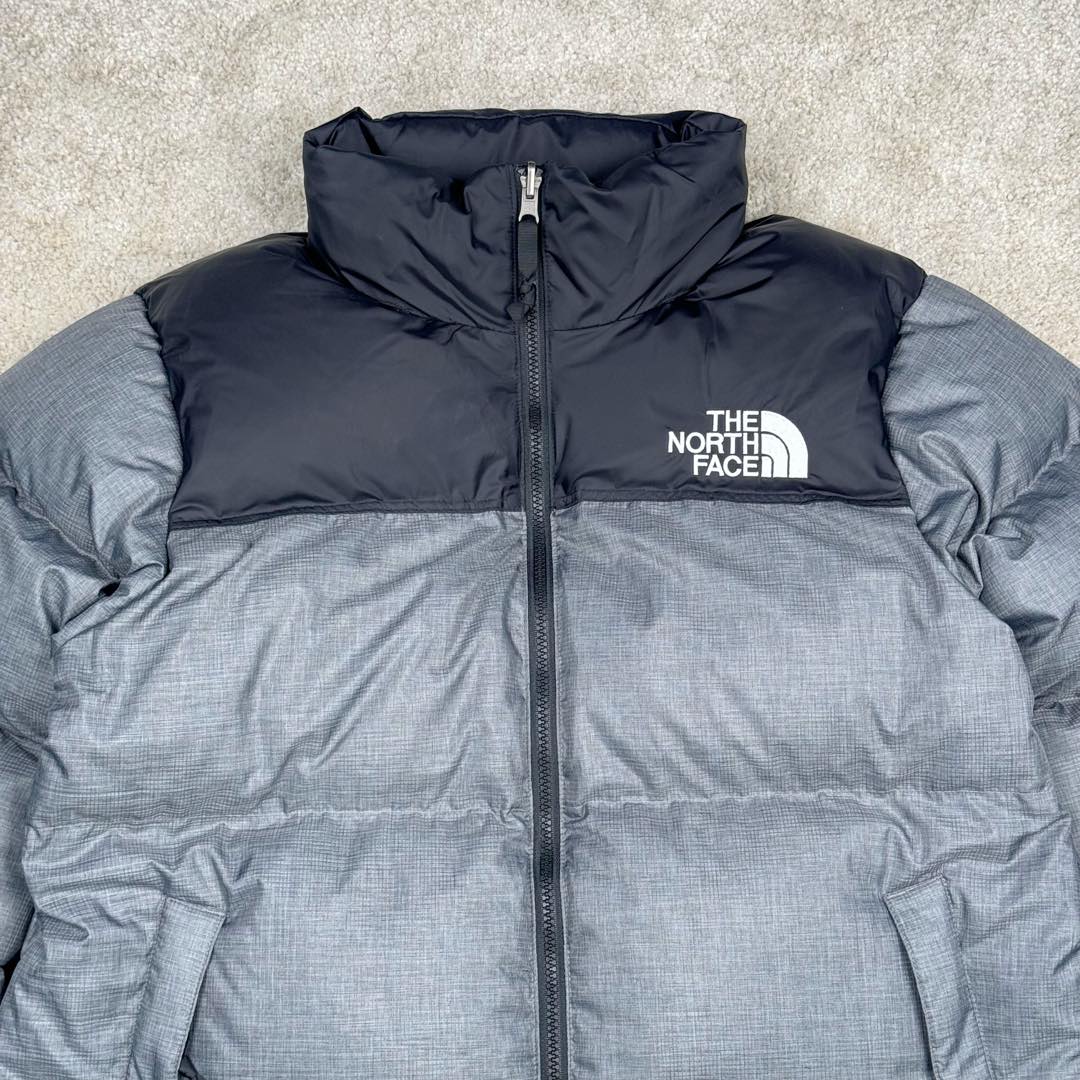 图片[5]-＃TZD TheNorthFace 1996 Nuptse 4NCH 北面拼色户外经典潮牌羽绒服 美国原厂原版数据开版 比例协调、宽松、保暖、时尚 真正原厂内部数据 最大可穿至230斤左右【非市面为节约成本而缩小版型】建议对比尺码表参数 全新进口百灵达绣花机定制万针电绣 采用进口7号针 进口绣线 保证每字饱满、立体、清晰 可称最贵绣标 采用国标90白鸭绒填充 保暖性能更出色 轻便不厚重 压缩后的蓬松度恢复性好 原厂定制40D格子四级防水布料 独家采用原版一致单层布料做法【非市面通货内加胆布】采用单层布料考验了布料及羽绒必须要达标 防止跑绒 并保证手感及膨松度 内里采用尼龙nylon双重双层封禁设计 不会出现任何跑绒现象 内置抽拉绳扣的可调节下摆 可防风防寒 拉链采用吉田YKK原厂定制 刻字清晰 质感完美顺滑 建议比较可供过毒验货 辅料及扣子均采用原版一样铜芯弹簧【非市面铁芯弹簧】可对比了解更多细节 只做市场最高版本 袖口六角扣标志着同步原版一样的六角扣 真正做到和原版一摸一样 不诋毁 不浮夸 真实且不需要太多文案 因为专注 所以专业！ 尺码：XS S M L XL XXL-选品中心