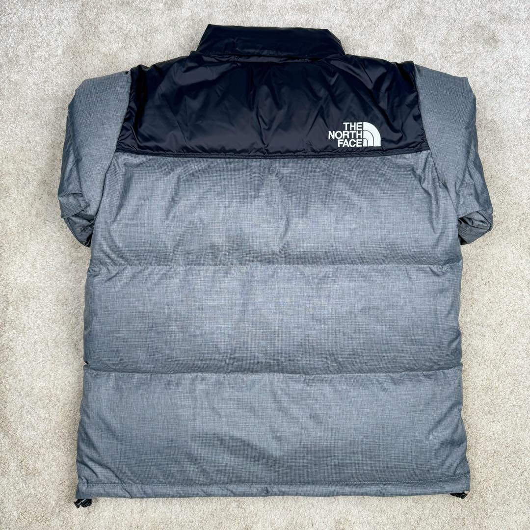 图片[3]-＃TZD TheNorthFace 1996 Nuptse 4NCH 北面拼色户外经典潮牌羽绒服 美国原厂原版数据开版 比例协调、宽松、保暖、时尚 真正原厂内部数据 最大可穿至230斤左右【非市面为节约成本而缩小版型】建议对比尺码表参数 全新进口百灵达绣花机定制万针电绣 采用进口7号针 进口绣线 保证每字饱满、立体、清晰 可称最贵绣标 采用国标90白鸭绒填充 保暖性能更出色 轻便不厚重 压缩后的蓬松度恢复性好 原厂定制40D格子四级防水布料 独家采用原版一致单层布料做法【非市面通货内加胆布】采用单层布料考验了布料及羽绒必须要达标 防止跑绒 并保证手感及膨松度 内里采用尼龙nylon双重双层封禁设计 不会出现任何跑绒现象 内置抽拉绳扣的可调节下摆 可防风防寒 拉链采用吉田YKK原厂定制 刻字清晰 质感完美顺滑 建议比较可供过毒验货 辅料及扣子均采用原版一样铜芯弹簧【非市面铁芯弹簧】可对比了解更多细节 只做市场最高版本 袖口六角扣标志着同步原版一样的六角扣 真正做到和原版一摸一样 不诋毁 不浮夸 真实且不需要太多文案 因为专注 所以专业！ 尺码：XS S M L XL XXL-选品中心