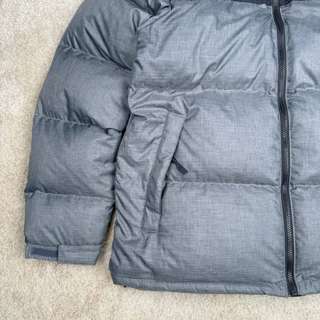 图片[6]-＃TZD TheNorthFace 1996 Nuptse 4NCH 北面拼色户外经典潮牌羽绒服 美国原厂原版数据开版 比例协调、宽松、保暖、时尚 真正原厂内部数据 最大可穿至230斤左右【非市面为节约成本而缩小版型】建议对比尺码表参数 全新进口百灵达绣花机定制万针电绣 采用进口7号针 进口绣线 保证每字饱满、立体、清晰 可称最贵绣标 采用国标90白鸭绒填充 保暖性能更出色 轻便不厚重 压缩后的蓬松度恢复性好 原厂定制40D格子四级防水布料 独家采用原版一致单层布料做法【非市面通货内加胆布】采用单层布料考验了布料及羽绒必须要达标 防止跑绒 并保证手感及膨松度 内里采用尼龙nylon双重双层封禁设计 不会出现任何跑绒现象 内置抽拉绳扣的可调节下摆 可防风防寒 拉链采用吉田YKK原厂定制 刻字清晰 质感完美顺滑 建议比较可供过毒验货 辅料及扣子均采用原版一样铜芯弹簧【非市面铁芯弹簧】可对比了解更多细节 只做市场最高版本 袖口六角扣标志着同步原版一样的六角扣 真正做到和原版一摸一样 不诋毁 不浮夸 真实且不需要太多文案 因为专注 所以专业！ 尺码：XS S M L XL XXL-选品中心