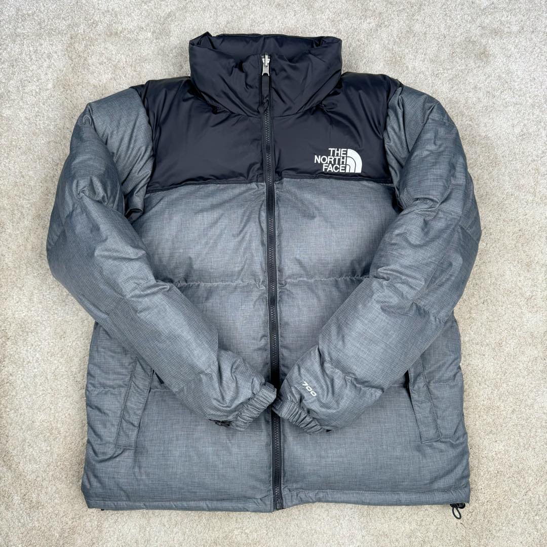 图片[2]-＃TZD TheNorthFace 1996 Nuptse 4NCH 北面拼色户外经典潮牌羽绒服 美国原厂原版数据开版 比例协调、宽松、保暖、时尚 真正原厂内部数据 最大可穿至230斤左右【非市面为节约成本而缩小版型】建议对比尺码表参数 全新进口百灵达绣花机定制万针电绣 采用进口7号针 进口绣线 保证每字饱满、立体、清晰 可称最贵绣标 采用国标90白鸭绒填充 保暖性能更出色 轻便不厚重 压缩后的蓬松度恢复性好 原厂定制40D格子四级防水布料 独家采用原版一致单层布料做法【非市面通货内加胆布】采用单层布料考验了布料及羽绒必须要达标 防止跑绒 并保证手感及膨松度 内里采用尼龙nylon双重双层封禁设计 不会出现任何跑绒现象 内置抽拉绳扣的可调节下摆 可防风防寒 拉链采用吉田YKK原厂定制 刻字清晰 质感完美顺滑 建议比较可供过毒验货 辅料及扣子均采用原版一样铜芯弹簧【非市面铁芯弹簧】可对比了解更多细节 只做市场最高版本 袖口六角扣标志着同步原版一样的六角扣 真正做到和原版一摸一样 不诋毁 不浮夸 真实且不需要太多文案 因为专注 所以专业！ 尺码：XS S M L XL XXL-选品中心