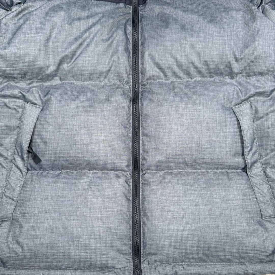 图片[8]-＃TZD TheNorthFace 1996 Nuptse 4NCH 北面拼色户外经典潮牌羽绒服 美国原厂原版数据开版 比例协调、宽松、保暖、时尚 真正原厂内部数据 最大可穿至230斤左右【非市面为节约成本而缩小版型】建议对比尺码表参数 全新进口百灵达绣花机定制万针电绣 采用进口7号针 进口绣线 保证每字饱满、立体、清晰 可称最贵绣标 采用国标90白鸭绒填充 保暖性能更出色 轻便不厚重 压缩后的蓬松度恢复性好 原厂定制40D格子四级防水布料 独家采用原版一致单层布料做法【非市面通货内加胆布】采用单层布料考验了布料及羽绒必须要达标 防止跑绒 并保证手感及膨松度 内里采用尼龙nylon双重双层封禁设计 不会出现任何跑绒现象 内置抽拉绳扣的可调节下摆 可防风防寒 拉链采用吉田YKK原厂定制 刻字清晰 质感完美顺滑 建议比较可供过毒验货 辅料及扣子均采用原版一样铜芯弹簧【非市面铁芯弹簧】可对比了解更多细节 只做市场最高版本 袖口六角扣标志着同步原版一样的六角扣 真正做到和原版一摸一样 不诋毁 不浮夸 真实且不需要太多文案 因为专注 所以专业！ 尺码：XS S M L XL XXL-选品中心