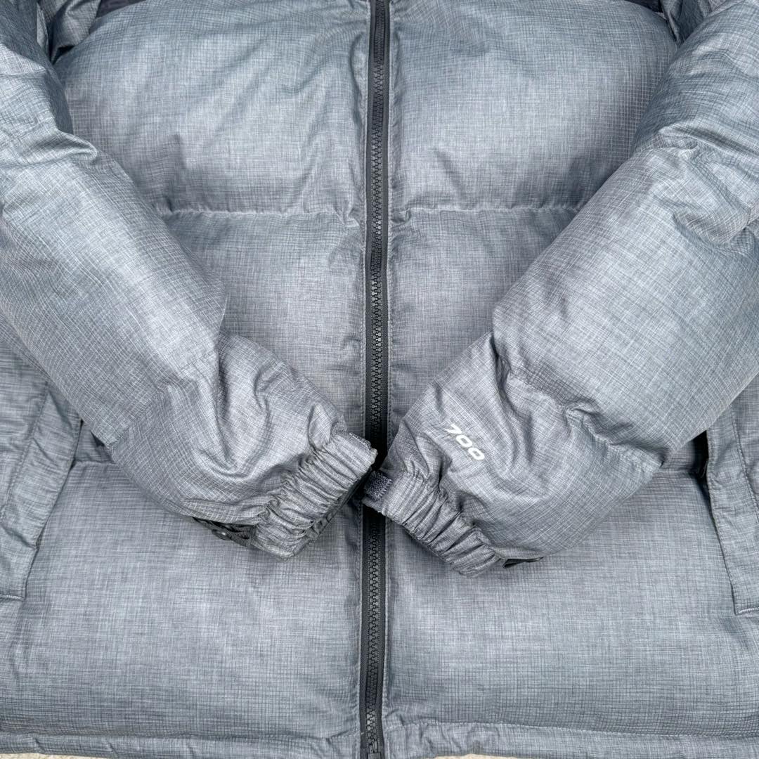 图片[10]-＃TZD TheNorthFace 1996 Nuptse 4NCH 北面拼色户外经典潮牌羽绒服 美国原厂原版数据开版 比例协调、宽松、保暖、时尚 真正原厂内部数据 最大可穿至230斤左右【非市面为节约成本而缩小版型】建议对比尺码表参数 全新进口百灵达绣花机定制万针电绣 采用进口7号针 进口绣线 保证每字饱满、立体、清晰 可称最贵绣标 采用国标90白鸭绒填充 保暖性能更出色 轻便不厚重 压缩后的蓬松度恢复性好 原厂定制40D格子四级防水布料 独家采用原版一致单层布料做法【非市面通货内加胆布】采用单层布料考验了布料及羽绒必须要达标 防止跑绒 并保证手感及膨松度 内里采用尼龙nylon双重双层封禁设计 不会出现任何跑绒现象 内置抽拉绳扣的可调节下摆 可防风防寒 拉链采用吉田YKK原厂定制 刻字清晰 质感完美顺滑 建议比较可供过毒验货 辅料及扣子均采用原版一样铜芯弹簧【非市面铁芯弹簧】可对比了解更多细节 只做市场最高版本 袖口六角扣标志着同步原版一样的六角扣 真正做到和原版一摸一样 不诋毁 不浮夸 真实且不需要太多文案 因为专注 所以专业！ 尺码：XS S M L XL XXL-选品中心