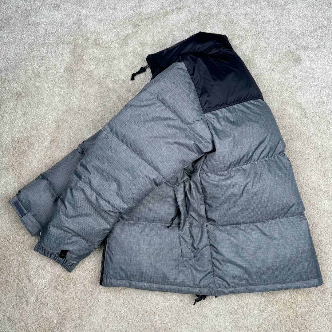 图片[4]-＃TZD TheNorthFace 1996 Nuptse 4NCH 北面拼色户外经典潮牌羽绒服 美国原厂原版数据开版 比例协调、宽松、保暖、时尚 真正原厂内部数据 最大可穿至230斤左右【非市面为节约成本而缩小版型】建议对比尺码表参数 全新进口百灵达绣花机定制万针电绣 采用进口7号针 进口绣线 保证每字饱满、立体、清晰 可称最贵绣标 采用国标90白鸭绒填充 保暖性能更出色 轻便不厚重 压缩后的蓬松度恢复性好 原厂定制40D格子四级防水布料 独家采用原版一致单层布料做法【非市面通货内加胆布】采用单层布料考验了布料及羽绒必须要达标 防止跑绒 并保证手感及膨松度 内里采用尼龙nylon双重双层封禁设计 不会出现任何跑绒现象 内置抽拉绳扣的可调节下摆 可防风防寒 拉链采用吉田YKK原厂定制 刻字清晰 质感完美顺滑 建议比较可供过毒验货 辅料及扣子均采用原版一样铜芯弹簧【非市面铁芯弹簧】可对比了解更多细节 只做市场最高版本 袖口六角扣标志着同步原版一样的六角扣 真正做到和原版一摸一样 不诋毁 不浮夸 真实且不需要太多文案 因为专注 所以专业！ 尺码：XS S M L XL XXL-选品中心