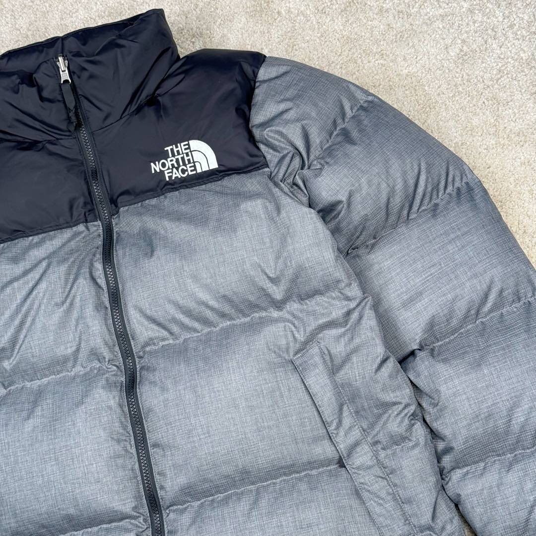 图片[9]-＃TZD TheNorthFace 1996 Nuptse 4NCH 北面拼色户外经典潮牌羽绒服 美国原厂原版数据开版 比例协调、宽松、保暖、时尚 真正原厂内部数据 最大可穿至230斤左右【非市面为节约成本而缩小版型】建议对比尺码表参数 全新进口百灵达绣花机定制万针电绣 采用进口7号针 进口绣线 保证每字饱满、立体、清晰 可称最贵绣标 采用国标90白鸭绒填充 保暖性能更出色 轻便不厚重 压缩后的蓬松度恢复性好 原厂定制40D格子四级防水布料 独家采用原版一致单层布料做法【非市面通货内加胆布】采用单层布料考验了布料及羽绒必须要达标 防止跑绒 并保证手感及膨松度 内里采用尼龙nylon双重双层封禁设计 不会出现任何跑绒现象 内置抽拉绳扣的可调节下摆 可防风防寒 拉链采用吉田YKK原厂定制 刻字清晰 质感完美顺滑 建议比较可供过毒验货 辅料及扣子均采用原版一样铜芯弹簧【非市面铁芯弹簧】可对比了解更多细节 只做市场最高版本 袖口六角扣标志着同步原版一样的六角扣 真正做到和原版一摸一样 不诋毁 不浮夸 真实且不需要太多文案 因为专注 所以专业！ 尺码：XS S M L XL XXL-选品中心