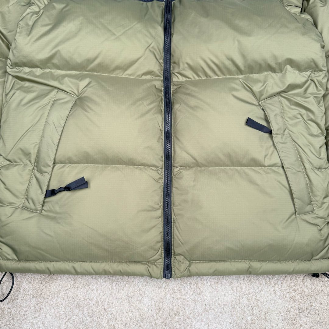 图片[10]-＃TZD TheNorthFace 1996 Nuptse 4NCH 北面拼色户外经典潮牌羽绒服 美国原厂原版数据开版 比例协调、宽松、保暖、时尚 真正原厂内部数据 最大可穿至230斤左右【非市面为节约成本而缩小版型】建议对比尺码表参数 全新进口百灵达绣花机定制万针电绣 采用进口7号针 进口绣线 保证每字饱满、立体、清晰 可称最贵绣标 采用国标90白鸭绒填充 保暖性能更出色 轻便不厚重 压缩后的蓬松度恢复性好 原厂定制40D格子四级防水布料 独家采用原版一致单层布料做法【非市面通货内加胆布】采用单层布料考验了布料及羽绒必须要达标 防止跑绒 并保证手感及膨松度 内里采用尼龙nylon双重双层封禁设计 不会出现任何跑绒现象 内置抽拉绳扣的可调节下摆 可防风防寒 拉链采用吉田YKK原厂定制 刻字清晰 质感完美顺滑 建议比较可供过毒验货 辅料及扣子均采用原版一样铜芯弹簧【非市面铁芯弹簧】可对比了解更多细节 只做市场最高版本 袖口六角扣标志着同步原版一样的六角扣 真正做到和原版一摸一样 不诋毁 不浮夸 真实且不需要太多文案 因为专注 所以专业！ 尺码：XS S M L XL XXL-选品中心