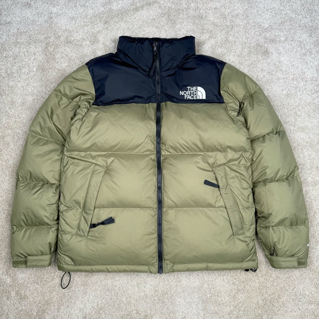图片[9]-＃TZD TheNorthFace 1996 Nuptse 4NCH 北面拼色户外经典潮牌羽绒服 美国原厂原版数据开版 比例协调、宽松、保暖、时尚 真正原厂内部数据 最大可穿至230斤左右【非市面为节约成本而缩小版型】建议对比尺码表参数 全新进口百灵达绣花机定制万针电绣 采用进口7号针 进口绣线 保证每字饱满、立体、清晰 可称最贵绣标 采用国标90白鸭绒填充 保暖性能更出色 轻便不厚重 压缩后的蓬松度恢复性好 原厂定制40D格子四级防水布料 独家采用原版一致单层布料做法【非市面通货内加胆布】采用单层布料考验了布料及羽绒必须要达标 防止跑绒 并保证手感及膨松度 内里采用尼龙nylon双重双层封禁设计 不会出现任何跑绒现象 内置抽拉绳扣的可调节下摆 可防风防寒 拉链采用吉田YKK原厂定制 刻字清晰 质感完美顺滑 建议比较可供过毒验货 辅料及扣子均采用原版一样铜芯弹簧【非市面铁芯弹簧】可对比了解更多细节 只做市场最高版本 袖口六角扣标志着同步原版一样的六角扣 真正做到和原版一摸一样 不诋毁 不浮夸 真实且不需要太多文案 因为专注 所以专业！ 尺码：XS S M L XL XXL-选品中心