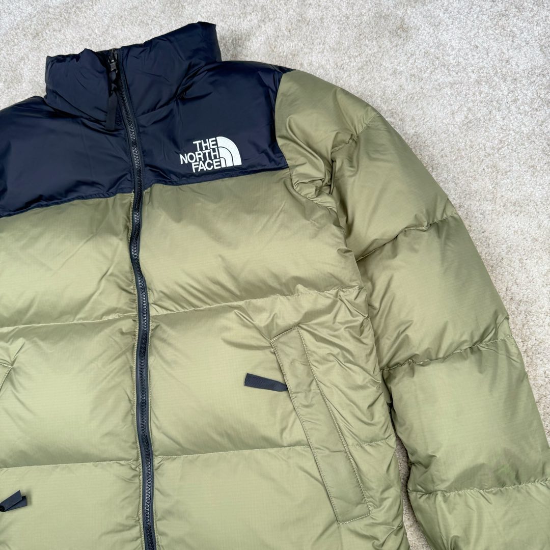 图片[9]-＃TZD TheNorthFace 1996 Nuptse 4NCH 北面拼色户外经典潮牌羽绒服 美国原厂原版数据开版 比例协调、宽松、保暖、时尚 真正原厂内部数据 最大可穿至230斤左右【非市面为节约成本而缩小版型】建议对比尺码表参数 全新进口百灵达绣花机定制万针电绣 采用进口7号针 进口绣线 保证每字饱满、立体、清晰 可称最贵绣标 采用国标90白鸭绒填充 保暖性能更出色 轻便不厚重 压缩后的蓬松度恢复性好 原厂定制40D格子四级防水布料 独家采用原版一致单层布料做法【非市面通货内加胆布】采用单层布料考验了布料及羽绒必须要达标 防止跑绒 并保证手感及膨松度 内里采用尼龙nylon双重双层封禁设计 不会出现任何跑绒现象 内置抽拉绳扣的可调节下摆 可防风防寒 拉链采用吉田YKK原厂定制 刻字清晰 质感完美顺滑 建议比较可供过毒验货 辅料及扣子均采用原版一样铜芯弹簧【非市面铁芯弹簧】可对比了解更多细节 只做市场最高版本 袖口六角扣标志着同步原版一样的六角扣 真正做到和原版一摸一样 不诋毁 不浮夸 真实且不需要太多文案 因为专注 所以专业！ 尺码：XS S M L XL XXL-选品中心