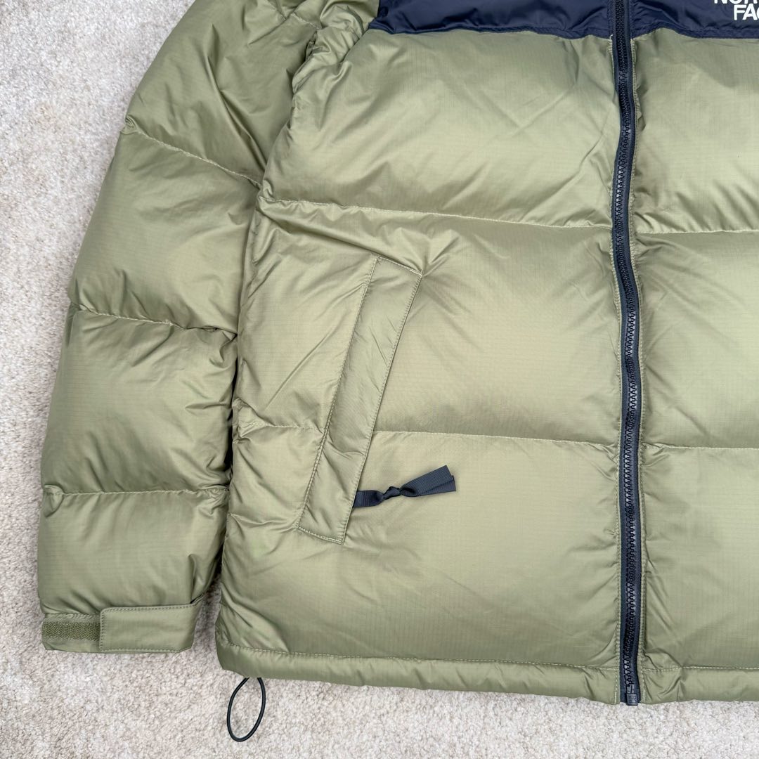 图片[6]-＃TZD TheNorthFace 1996 Nuptse 4NCH 北面拼色户外经典潮牌羽绒服 美国原厂原版数据开版 比例协调、宽松、保暖、时尚 真正原厂内部数据 最大可穿至230斤左右【非市面为节约成本而缩小版型】建议对比尺码表参数 全新进口百灵达绣花机定制万针电绣 采用进口7号针 进口绣线 保证每字饱满、立体、清晰 可称最贵绣标 采用国标90白鸭绒填充 保暖性能更出色 轻便不厚重 压缩后的蓬松度恢复性好 原厂定制40D格子四级防水布料 独家采用原版一致单层布料做法【非市面通货内加胆布】采用单层布料考验了布料及羽绒必须要达标 防止跑绒 并保证手感及膨松度 内里采用尼龙nylon双重双层封禁设计 不会出现任何跑绒现象 内置抽拉绳扣的可调节下摆 可防风防寒 拉链采用吉田YKK原厂定制 刻字清晰 质感完美顺滑 建议比较可供过毒验货 辅料及扣子均采用原版一样铜芯弹簧【非市面铁芯弹簧】可对比了解更多细节 只做市场最高版本 袖口六角扣标志着同步原版一样的六角扣 真正做到和原版一摸一样 不诋毁 不浮夸 真实且不需要太多文案 因为专注 所以专业！ 尺码：XS S M L XL XXL-选品中心