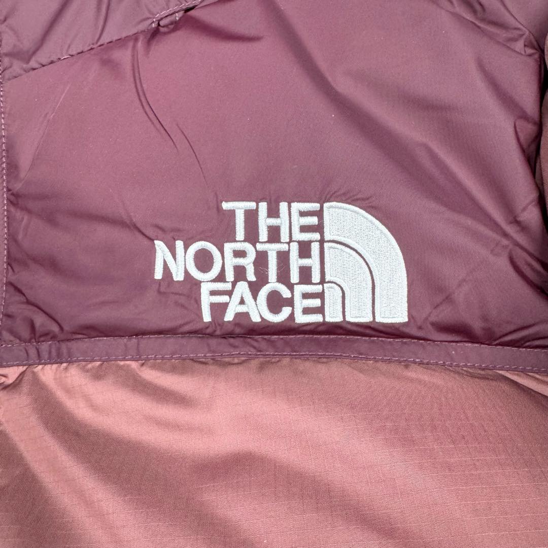 图片[10]-＃TZD TheNorthFace 1996 Nuptse 4NCH 北面拼色户外经典潮牌羽绒服 美国原厂原版数据开版 比例协调、宽松、保暖、时尚 真正原厂内部数据 最大可穿至230斤左右【非市面为节约成本而缩小版型】建议对比尺码表参数 全新进口百灵达绣花机定制万针电绣 采用进口7号针 进口绣线 保证每字饱满、立体、清晰 可称最贵绣标 采用国标90白鸭绒填充 保暖性能更出色 轻便不厚重 压缩后的蓬松度恢复性好 原厂定制40D格子四级防水布料 独家采用原版一致单层布料做法【非市面通货内加胆布】采用单层布料考验了布料及羽绒必须要达标 防止跑绒 并保证手感及膨松度 内里采用尼龙nylon双重双层封禁设计 不会出现任何跑绒现象 内置抽拉绳扣的可调节下摆 可防风防寒 拉链采用吉田YKK原厂定制 刻字清晰 质感完美顺滑 建议比较可供过毒验货 辅料及扣子均采用原版一样铜芯弹簧【非市面铁芯弹簧】可对比了解更多细节 只做市场最高版本 袖口六角扣标志着同步原版一样的六角扣 真正做到和原版一摸一样 不诋毁 不浮夸 真实且不需要太多文案 因为专注 所以专业！ 尺码：XS S M L XL XXL-选品中心