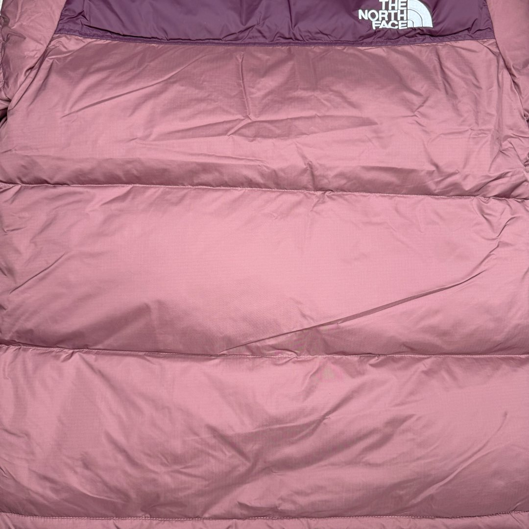 图片[14]-＃TZD TheNorthFace 1996 Nuptse 4NCH 北面拼色户外经典潮牌羽绒服 美国原厂原版数据开版 比例协调、宽松、保暖、时尚 真正原厂内部数据 最大可穿至230斤左右【非市面为节约成本而缩小版型】建议对比尺码表参数 全新进口百灵达绣花机定制万针电绣 采用进口7号针 进口绣线 保证每字饱满、立体、清晰 可称最贵绣标 采用国标90白鸭绒填充 保暖性能更出色 轻便不厚重 压缩后的蓬松度恢复性好 原厂定制40D格子四级防水布料 独家采用原版一致单层布料做法【非市面通货内加胆布】采用单层布料考验了布料及羽绒必须要达标 防止跑绒 并保证手感及膨松度 内里采用尼龙nylon双重双层封禁设计 不会出现任何跑绒现象 内置抽拉绳扣的可调节下摆 可防风防寒 拉链采用吉田YKK原厂定制 刻字清晰 质感完美顺滑 建议比较可供过毒验货 辅料及扣子均采用原版一样铜芯弹簧【非市面铁芯弹簧】可对比了解更多细节 只做市场最高版本 袖口六角扣标志着同步原版一样的六角扣 真正做到和原版一摸一样 不诋毁 不浮夸 真实且不需要太多文案 因为专注 所以专业！ 尺码：XS S M L XL XXL-选品中心