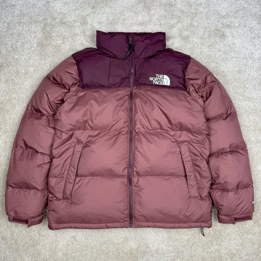 图片[10]-＃TZD TheNorthFace 1996 Nuptse 4NCH 北面拼色户外经典潮牌羽绒服 美国原厂原版数据开版 比例协调、宽松、保暖、时尚 真正原厂内部数据 最大可穿至230斤左右【非市面为节约成本而缩小版型】建议对比尺码表参数 全新进口百灵达绣花机定制万针电绣 采用进口7号针 进口绣线 保证每字饱满、立体、清晰 可称最贵绣标 采用国标90白鸭绒填充 保暖性能更出色 轻便不厚重 压缩后的蓬松度恢复性好 原厂定制40D格子四级防水布料 独家采用原版一致单层布料做法【非市面通货内加胆布】采用单层布料考验了布料及羽绒必须要达标 防止跑绒 并保证手感及膨松度 内里采用尼龙nylon双重双层封禁设计 不会出现任何跑绒现象 内置抽拉绳扣的可调节下摆 可防风防寒 拉链采用吉田YKK原厂定制 刻字清晰 质感完美顺滑 建议比较可供过毒验货 辅料及扣子均采用原版一样铜芯弹簧【非市面铁芯弹簧】可对比了解更多细节 只做市场最高版本 袖口六角扣标志着同步原版一样的六角扣 真正做到和原版一摸一样 不诋毁 不浮夸 真实且不需要太多文案 因为专注 所以专业！ 尺码：XS S M L XL XXL-选品中心