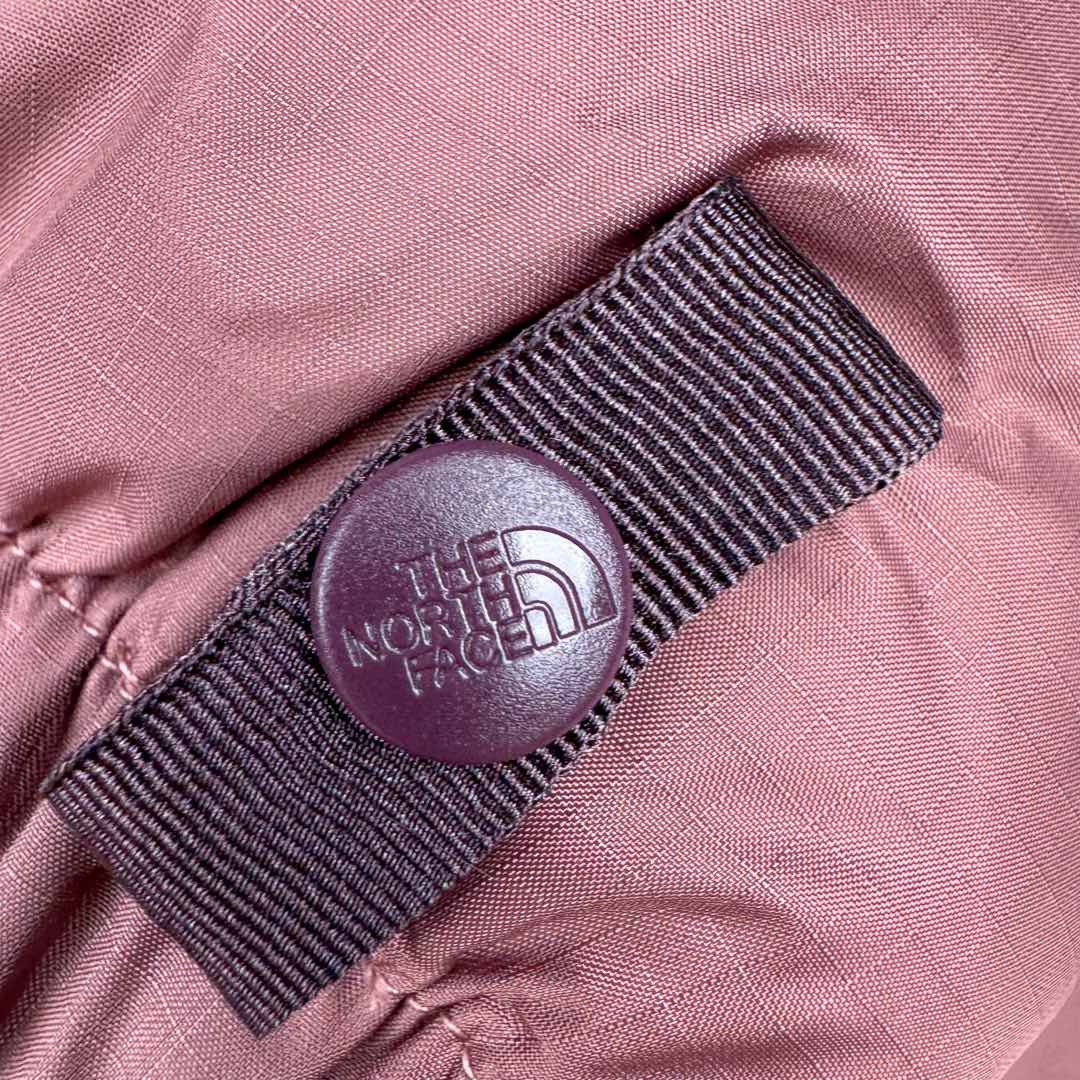 图片[11]-＃TZD TheNorthFace 1996 Nuptse 4NCH 北面拼色户外经典潮牌羽绒服 美国原厂原版数据开版 比例协调、宽松、保暖、时尚 真正原厂内部数据 最大可穿至230斤左右【非市面为节约成本而缩小版型】建议对比尺码表参数 全新进口百灵达绣花机定制万针电绣 采用进口7号针 进口绣线 保证每字饱满、立体、清晰 可称最贵绣标 采用国标90白鸭绒填充 保暖性能更出色 轻便不厚重 压缩后的蓬松度恢复性好 原厂定制40D格子四级防水布料 独家采用原版一致单层布料做法【非市面通货内加胆布】采用单层布料考验了布料及羽绒必须要达标 防止跑绒 并保证手感及膨松度 内里采用尼龙nylon双重双层封禁设计 不会出现任何跑绒现象 内置抽拉绳扣的可调节下摆 可防风防寒 拉链采用吉田YKK原厂定制 刻字清晰 质感完美顺滑 建议比较可供过毒验货 辅料及扣子均采用原版一样铜芯弹簧【非市面铁芯弹簧】可对比了解更多细节 只做市场最高版本 袖口六角扣标志着同步原版一样的六角扣 真正做到和原版一摸一样 不诋毁 不浮夸 真实且不需要太多文案 因为专注 所以专业！ 尺码：XS S M L XL XXL-选品中心