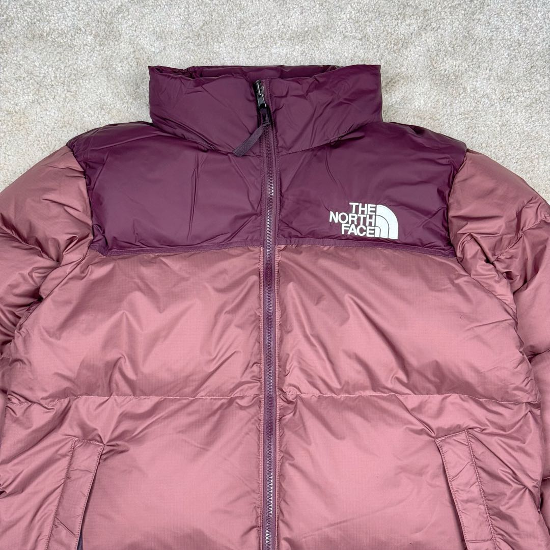 图片[5]-＃TZD TheNorthFace 1996 Nuptse 4NCH 北面拼色户外经典潮牌羽绒服 美国原厂原版数据开版 比例协调、宽松、保暖、时尚 真正原厂内部数据 最大可穿至230斤左右【非市面为节约成本而缩小版型】建议对比尺码表参数 全新进口百灵达绣花机定制万针电绣 采用进口7号针 进口绣线 保证每字饱满、立体、清晰 可称最贵绣标 采用国标90白鸭绒填充 保暖性能更出色 轻便不厚重 压缩后的蓬松度恢复性好 原厂定制40D格子四级防水布料 独家采用原版一致单层布料做法【非市面通货内加胆布】采用单层布料考验了布料及羽绒必须要达标 防止跑绒 并保证手感及膨松度 内里采用尼龙nylon双重双层封禁设计 不会出现任何跑绒现象 内置抽拉绳扣的可调节下摆 可防风防寒 拉链采用吉田YKK原厂定制 刻字清晰 质感完美顺滑 建议比较可供过毒验货 辅料及扣子均采用原版一样铜芯弹簧【非市面铁芯弹簧】可对比了解更多细节 只做市场最高版本 袖口六角扣标志着同步原版一样的六角扣 真正做到和原版一摸一样 不诋毁 不浮夸 真实且不需要太多文案 因为专注 所以专业！ 尺码：XS S M L XL XXL-选品中心