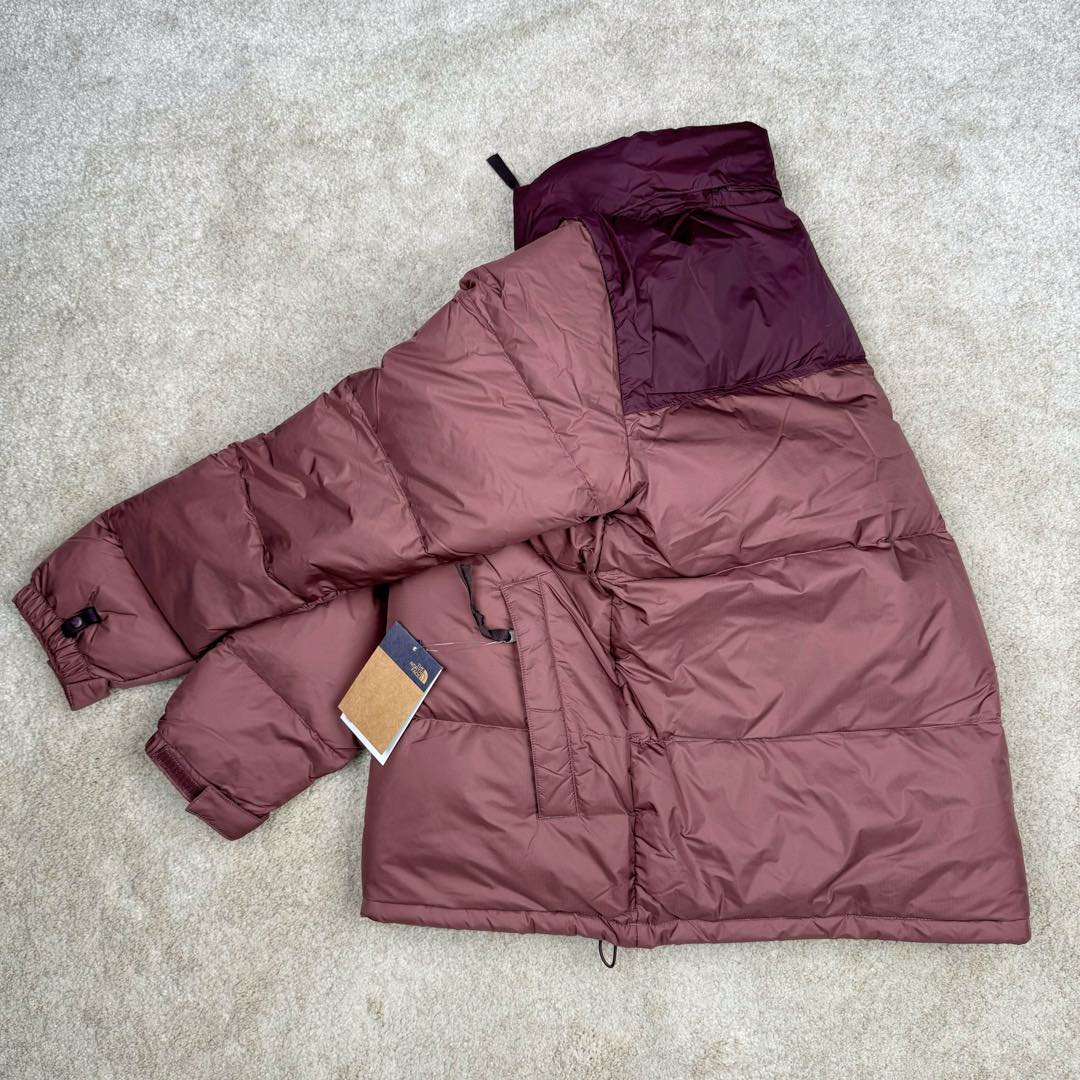 图片[4]-＃TZD TheNorthFace 1996 Nuptse 4NCH 北面拼色户外经典潮牌羽绒服 美国原厂原版数据开版 比例协调、宽松、保暖、时尚 真正原厂内部数据 最大可穿至230斤左右【非市面为节约成本而缩小版型】建议对比尺码表参数 全新进口百灵达绣花机定制万针电绣 采用进口7号针 进口绣线 保证每字饱满、立体、清晰 可称最贵绣标 采用国标90白鸭绒填充 保暖性能更出色 轻便不厚重 压缩后的蓬松度恢复性好 原厂定制40D格子四级防水布料 独家采用原版一致单层布料做法【非市面通货内加胆布】采用单层布料考验了布料及羽绒必须要达标 防止跑绒 并保证手感及膨松度 内里采用尼龙nylon双重双层封禁设计 不会出现任何跑绒现象 内置抽拉绳扣的可调节下摆 可防风防寒 拉链采用吉田YKK原厂定制 刻字清晰 质感完美顺滑 建议比较可供过毒验货 辅料及扣子均采用原版一样铜芯弹簧【非市面铁芯弹簧】可对比了解更多细节 只做市场最高版本 袖口六角扣标志着同步原版一样的六角扣 真正做到和原版一摸一样 不诋毁 不浮夸 真实且不需要太多文案 因为专注 所以专业！ 尺码：XS S M L XL XXL-选品中心