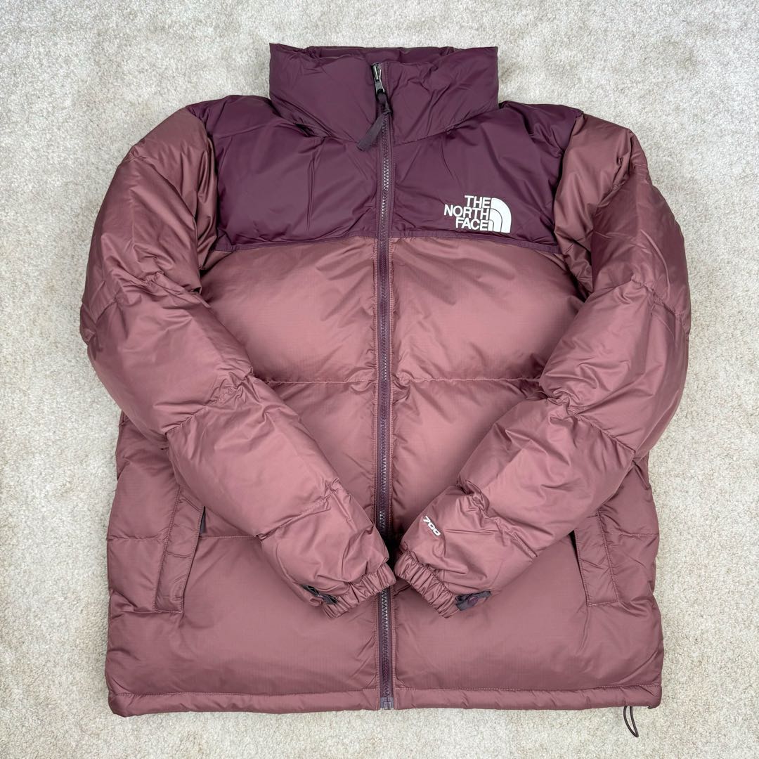 图片[2]-＃TZD TheNorthFace 1996 Nuptse 4NCH 北面拼色户外经典潮牌羽绒服 美国原厂原版数据开版 比例协调、宽松、保暖、时尚 真正原厂内部数据 最大可穿至230斤左右【非市面为节约成本而缩小版型】建议对比尺码表参数 全新进口百灵达绣花机定制万针电绣 采用进口7号针 进口绣线 保证每字饱满、立体、清晰 可称最贵绣标 采用国标90白鸭绒填充 保暖性能更出色 轻便不厚重 压缩后的蓬松度恢复性好 原厂定制40D格子四级防水布料 独家采用原版一致单层布料做法【非市面通货内加胆布】采用单层布料考验了布料及羽绒必须要达标 防止跑绒 并保证手感及膨松度 内里采用尼龙nylon双重双层封禁设计 不会出现任何跑绒现象 内置抽拉绳扣的可调节下摆 可防风防寒 拉链采用吉田YKK原厂定制 刻字清晰 质感完美顺滑 建议比较可供过毒验货 辅料及扣子均采用原版一样铜芯弹簧【非市面铁芯弹簧】可对比了解更多细节 只做市场最高版本 袖口六角扣标志着同步原版一样的六角扣 真正做到和原版一摸一样 不诋毁 不浮夸 真实且不需要太多文案 因为专注 所以专业！ 尺码：XS S M L XL XXL-选品中心