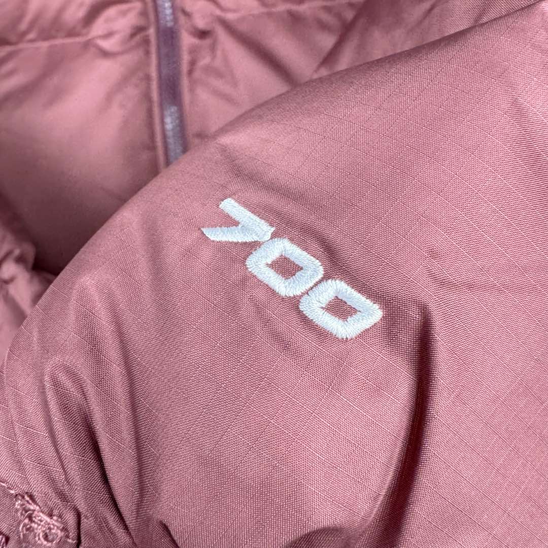 图片[12]-＃TZD TheNorthFace 1996 Nuptse 4NCH 北面拼色户外经典潮牌羽绒服 美国原厂原版数据开版 比例协调、宽松、保暖、时尚 真正原厂内部数据 最大可穿至230斤左右【非市面为节约成本而缩小版型】建议对比尺码表参数 全新进口百灵达绣花机定制万针电绣 采用进口7号针 进口绣线 保证每字饱满、立体、清晰 可称最贵绣标 采用国标90白鸭绒填充 保暖性能更出色 轻便不厚重 压缩后的蓬松度恢复性好 原厂定制40D格子四级防水布料 独家采用原版一致单层布料做法【非市面通货内加胆布】采用单层布料考验了布料及羽绒必须要达标 防止跑绒 并保证手感及膨松度 内里采用尼龙nylon双重双层封禁设计 不会出现任何跑绒现象 内置抽拉绳扣的可调节下摆 可防风防寒 拉链采用吉田YKK原厂定制 刻字清晰 质感完美顺滑 建议比较可供过毒验货 辅料及扣子均采用原版一样铜芯弹簧【非市面铁芯弹簧】可对比了解更多细节 只做市场最高版本 袖口六角扣标志着同步原版一样的六角扣 真正做到和原版一摸一样 不诋毁 不浮夸 真实且不需要太多文案 因为专注 所以专业！ 尺码：XS S M L XL XXL-选品中心